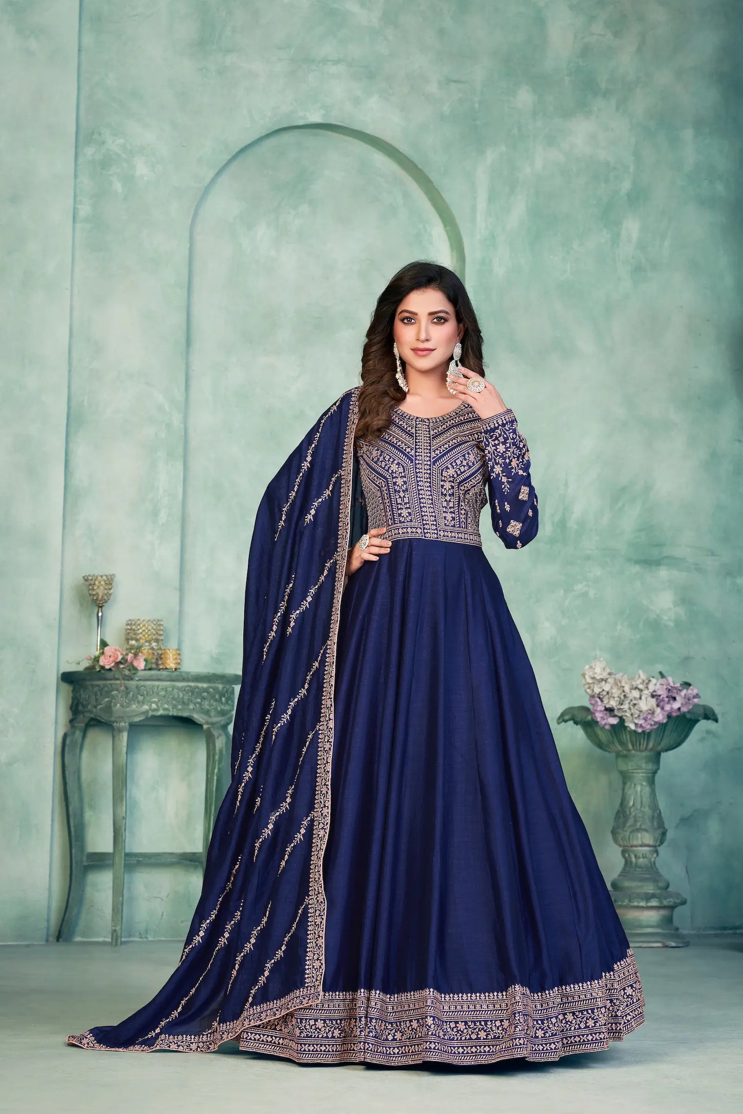 Robe bleue en soie artificielle avec broderie en zari et au fil