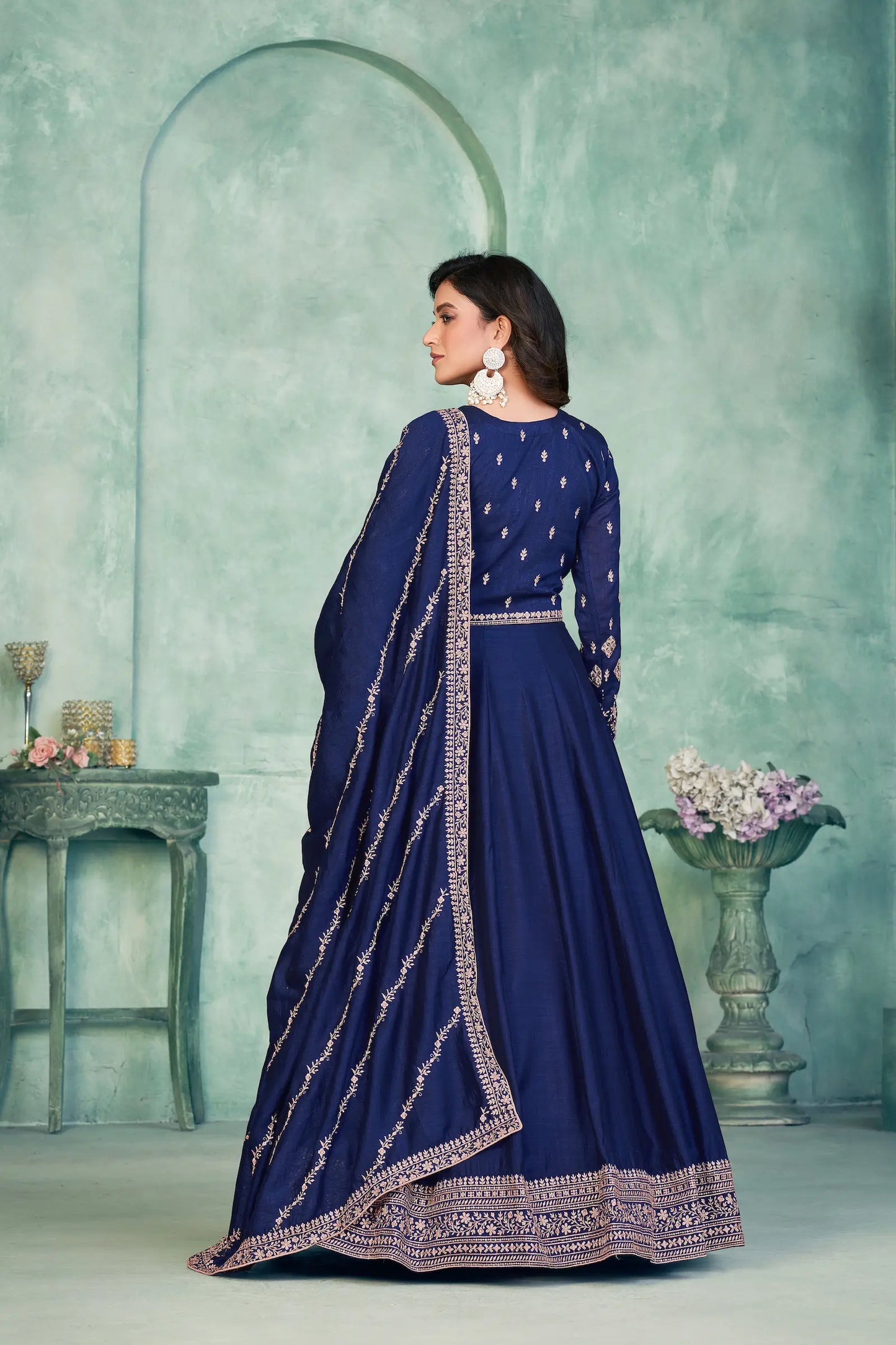 Robe bleue en soie artificielle avec broderie en zari et au fil