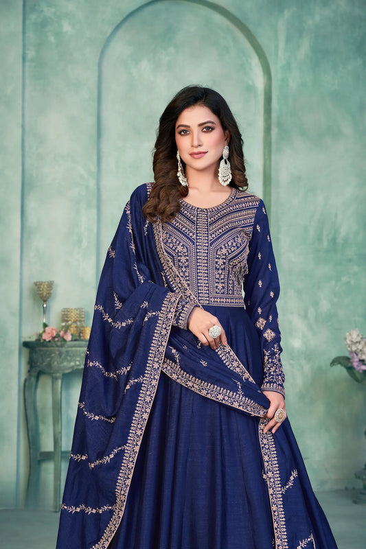Robe bleue en soie artificielle avec broderie en zari et au fil