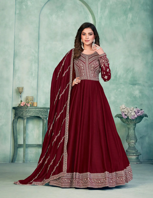 Robe rouge en soie artificielle avec broderie en zari et au fil