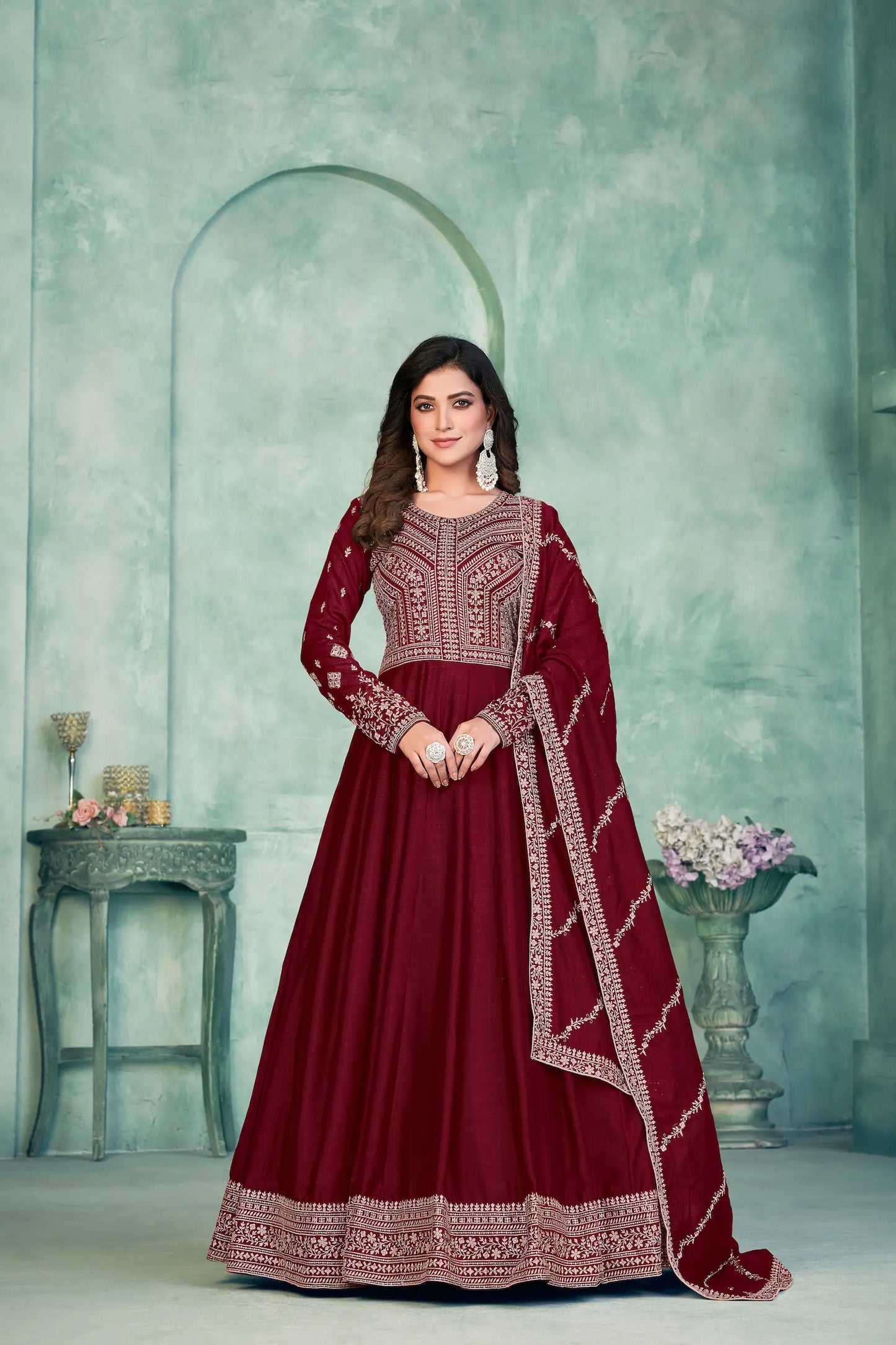 Robe rouge en soie artificielle avec broderie en zari et au fil