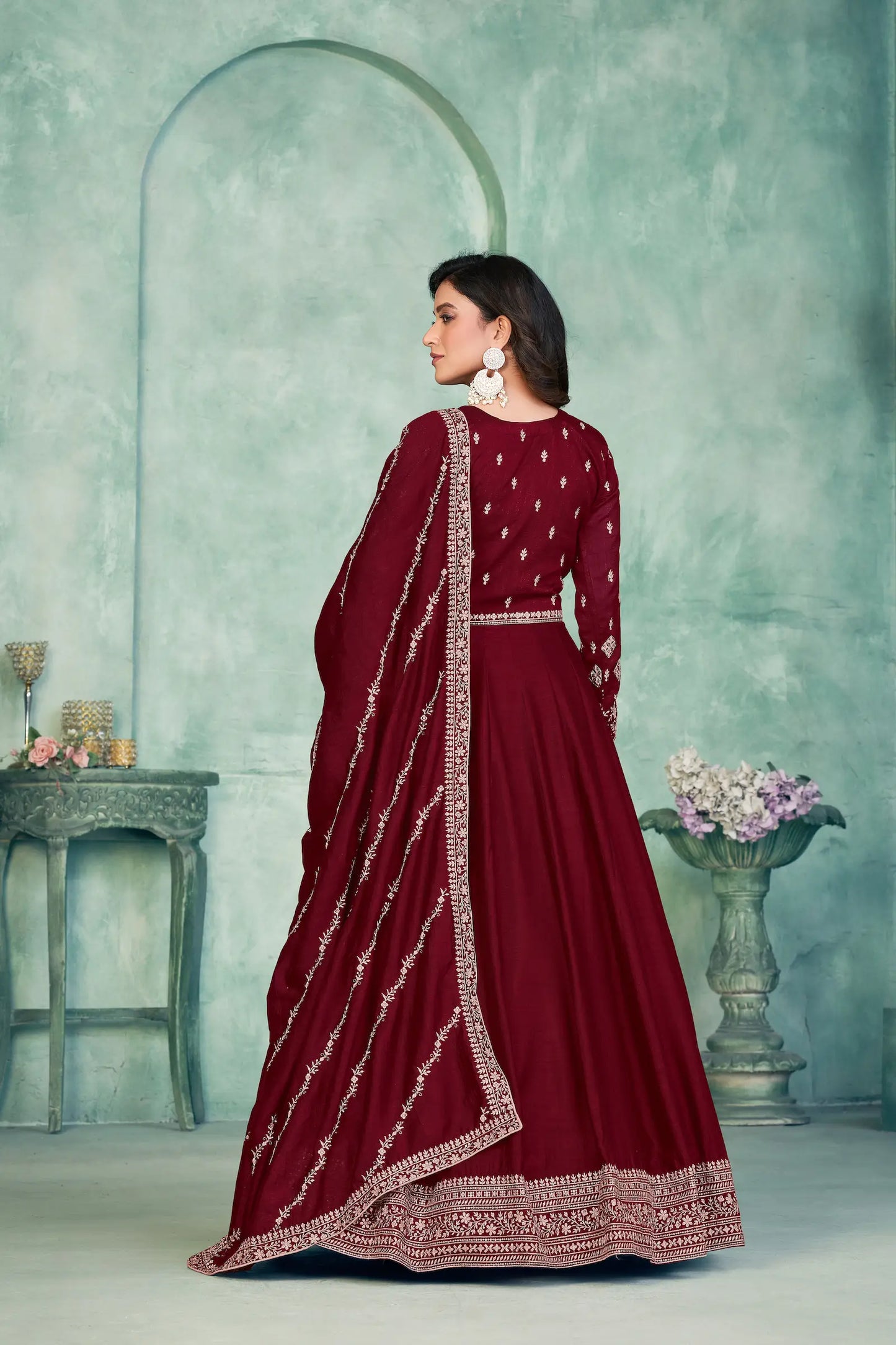 Robe rouge en soie artificielle avec broderie en zari et au fil