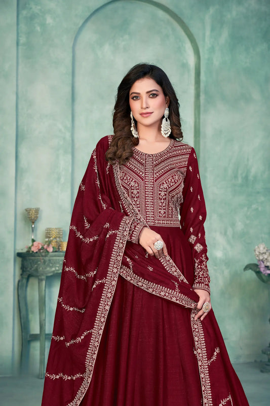 Robe rouge en soie artificielle avec broderie en zari et au fil