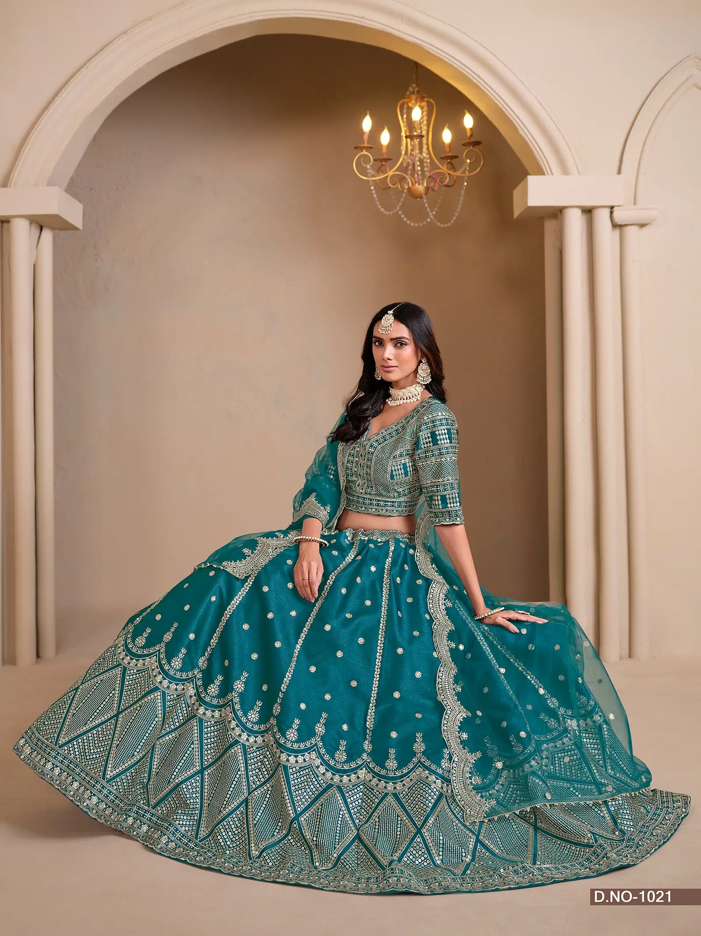 Designer Lehenga Choli aus lagunenblauer Kunstseide mit Fadenstickerei und Pailletten