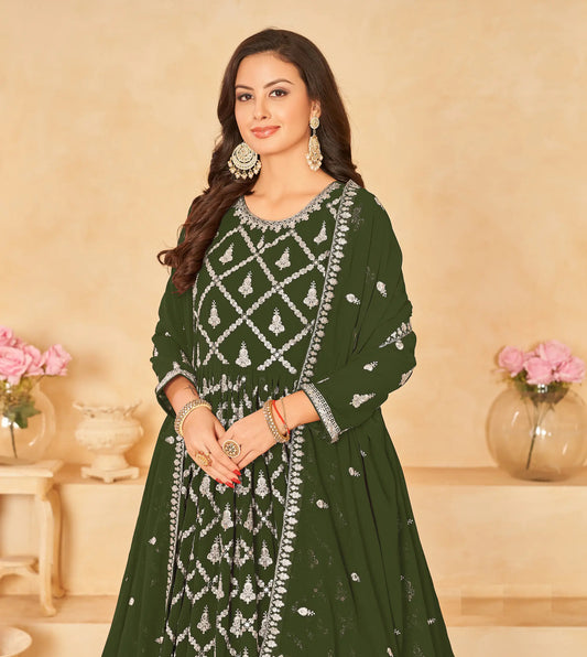 Robe en georgette vert kaki avec broderie au fil et sequins