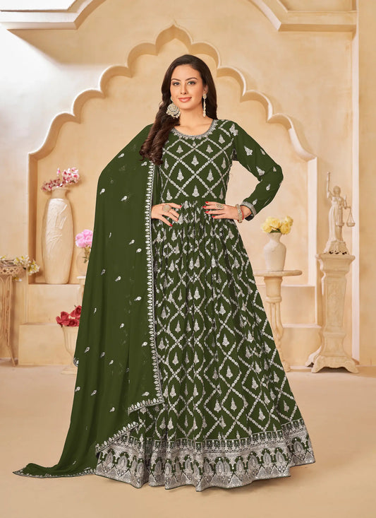 Robe en georgette vert kaki avec broderie au fil et sequins