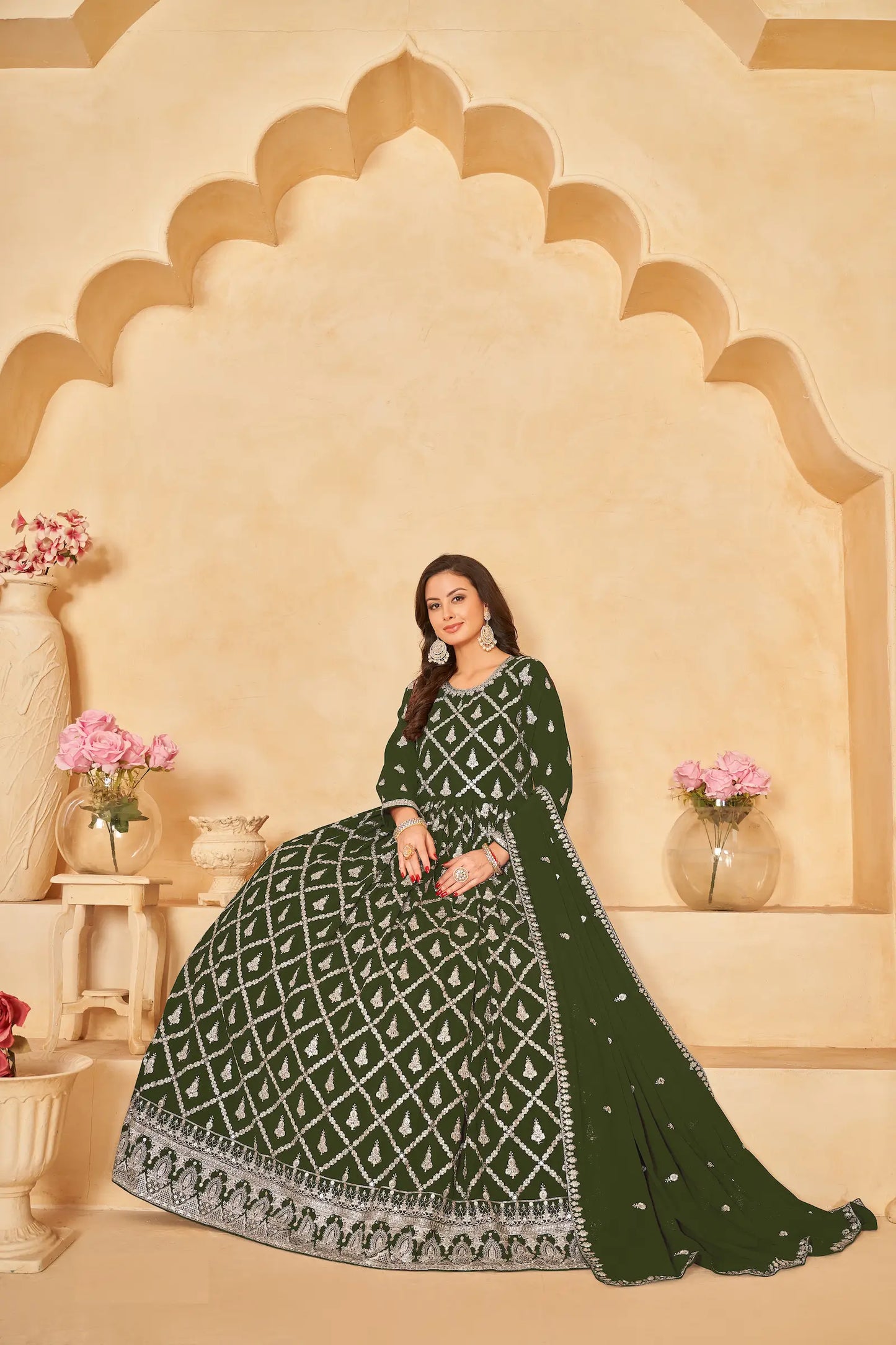 Robe en georgette vert kaki avec broderie au fil et sequins