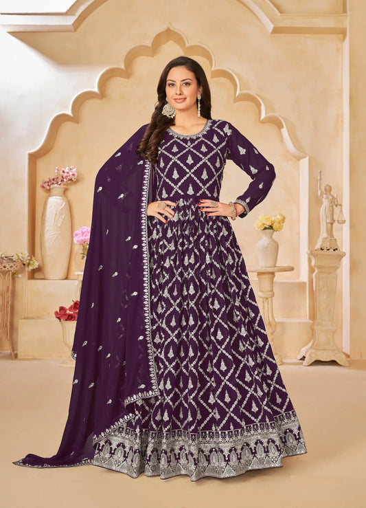 Robe en georgette violet foncé avec broderie au fil et sequins