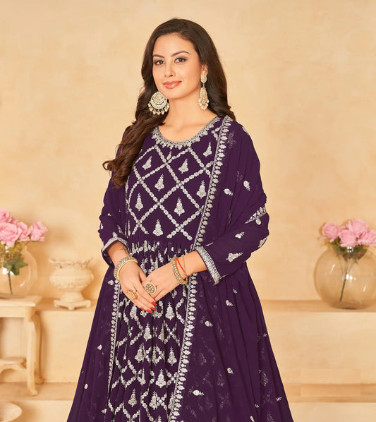 Robe en georgette violet foncé avec broderie au fil et sequins