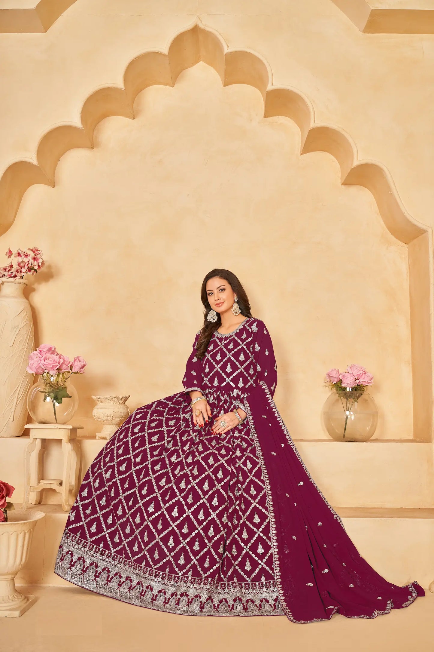 Robe en georgette rouge foncé avec broderie au fil et sequins