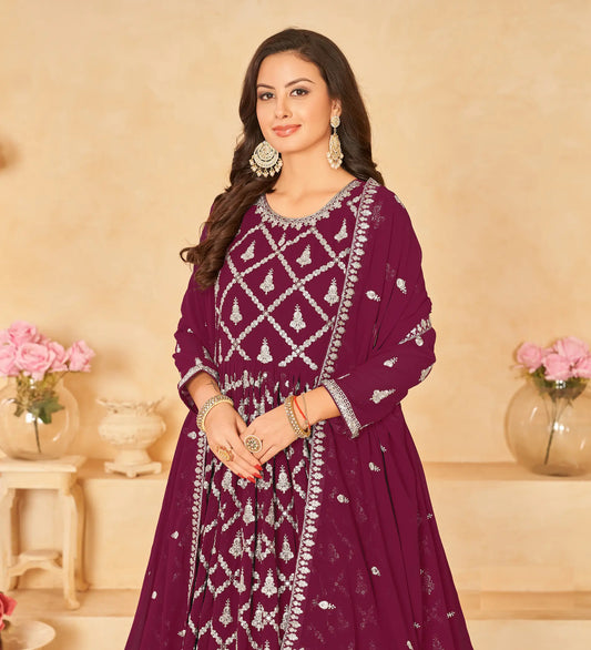 Robe en georgette rouge foncé avec broderie au fil et sequins