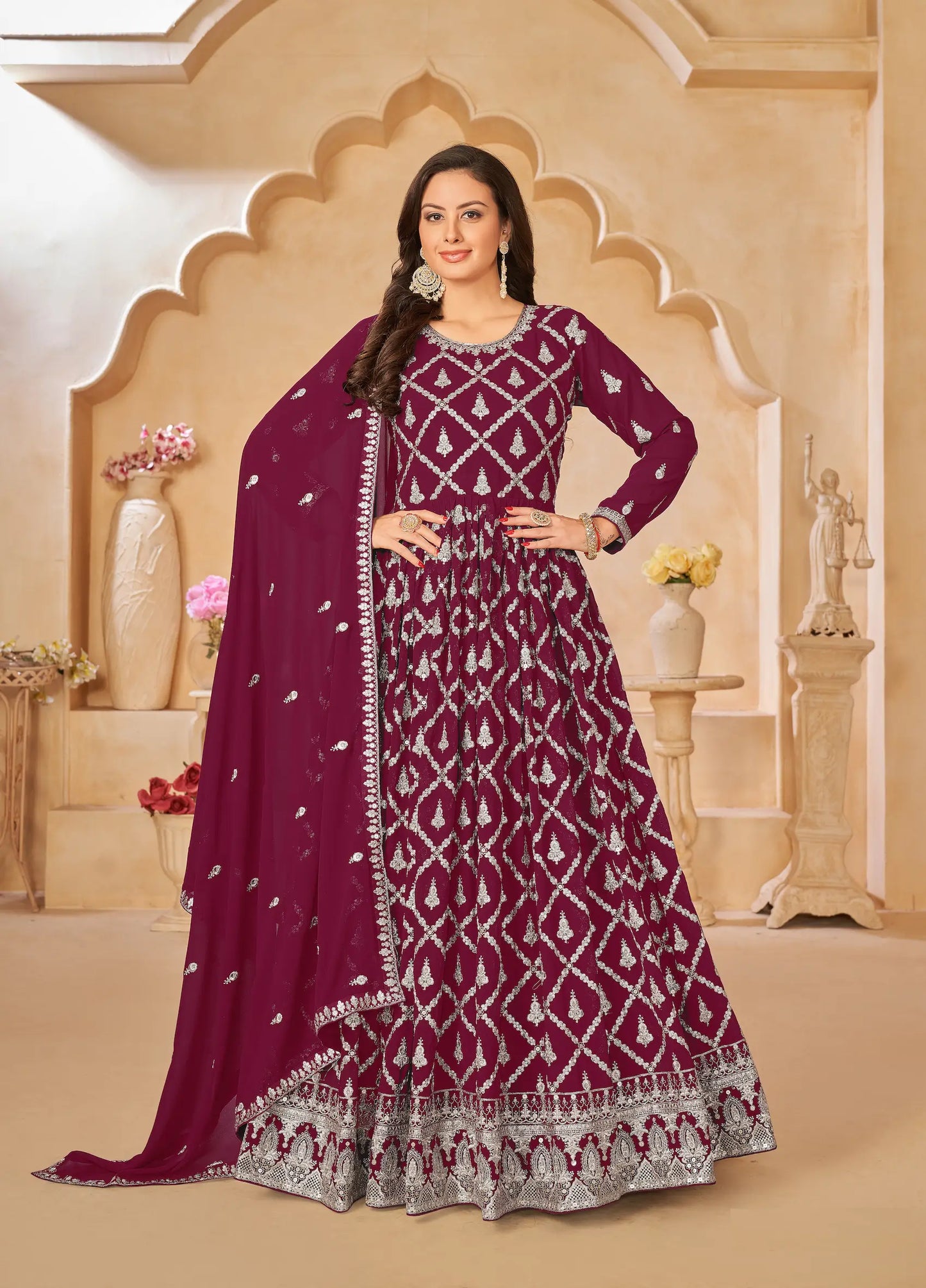 Robe en georgette rouge foncé avec broderie au fil et sequins