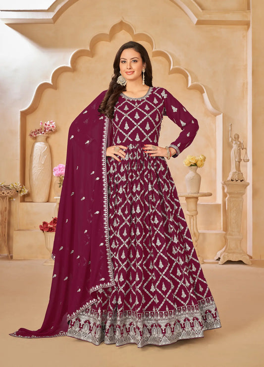 Robe en georgette rouge foncé avec broderie au fil et sequins