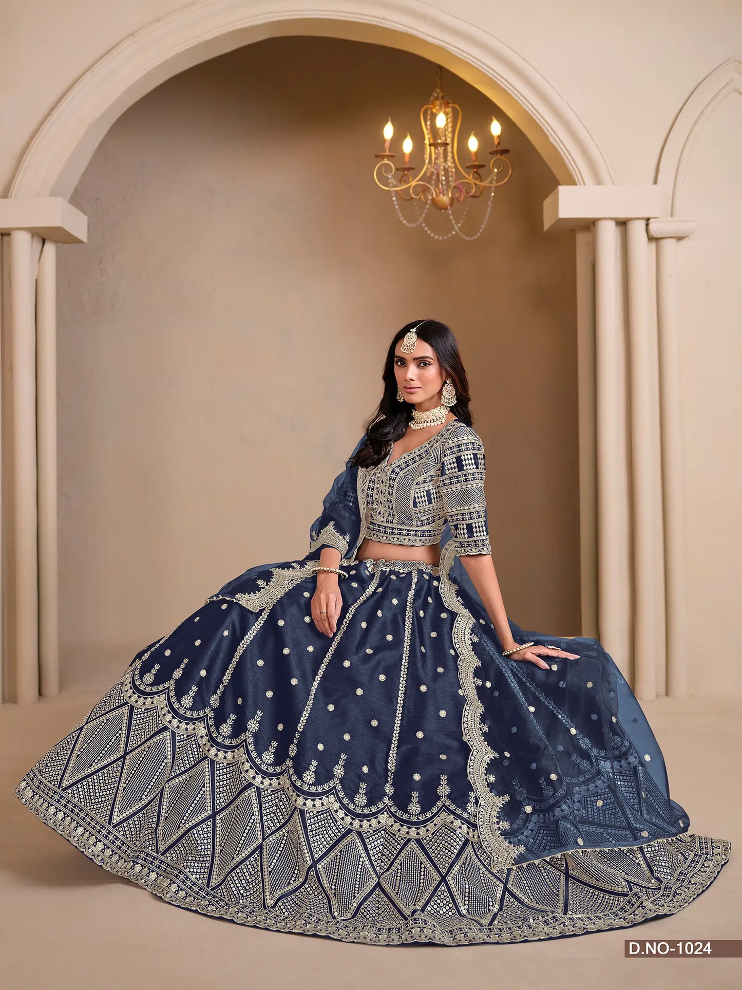 Designer Lehenga Choli aus marineblauer Kunstseide mit Fadenstickerei und Pailletten