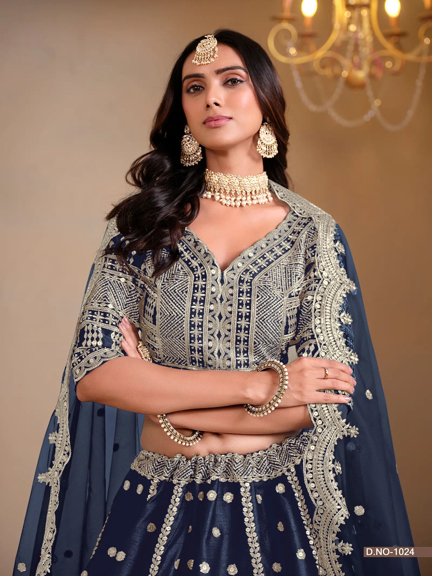 Designer Lehenga Choli aus marineblauer Kunstseide mit Fadenstickerei und Pailletten