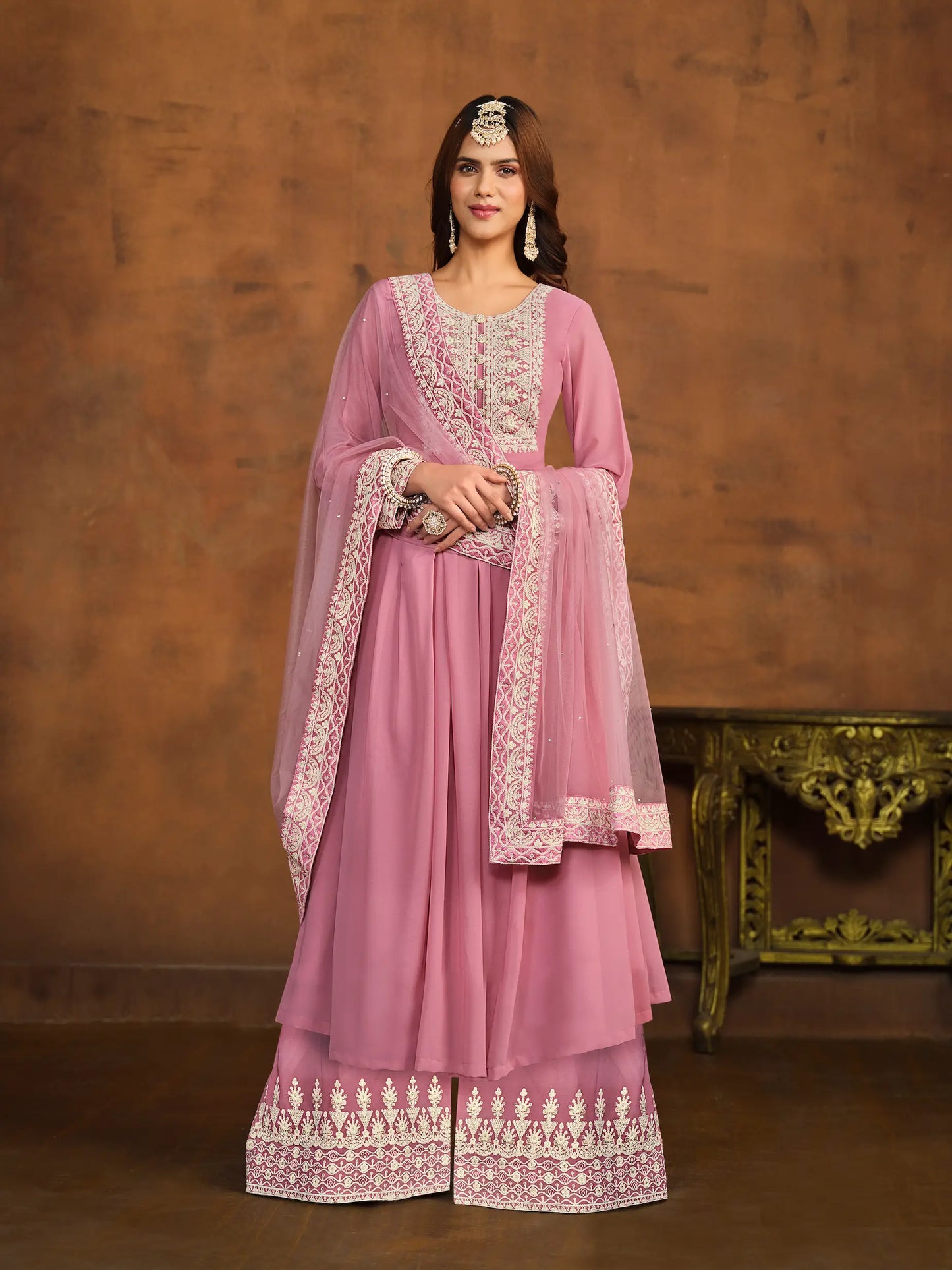 Hellrosa Georgette-Longtop und Palazzo-Set mit Fadenstickerei und Pailletten