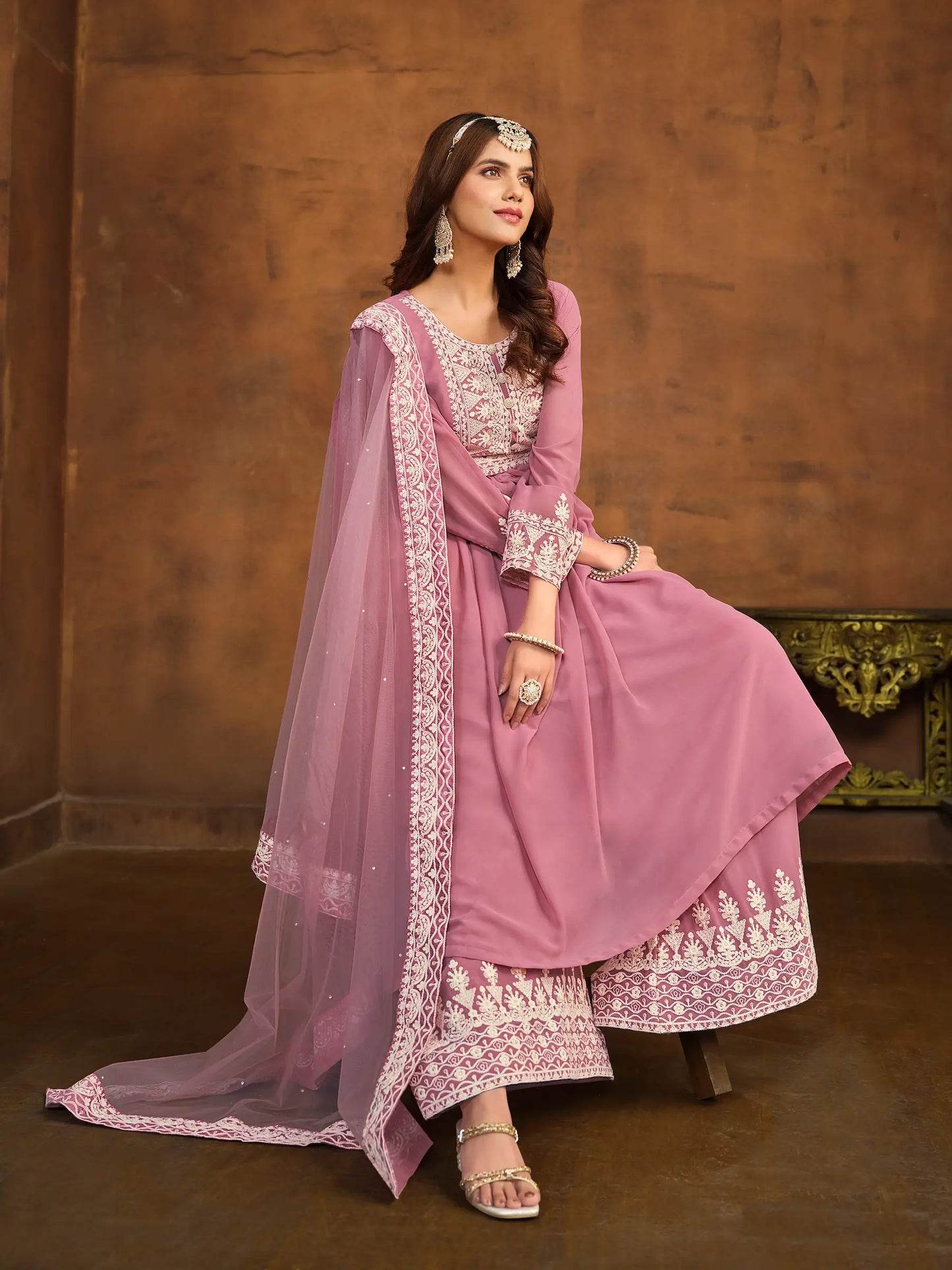 Hellrosa Georgette-Longtop und Palazzo-Set mit Fadenstickerei und Pailletten