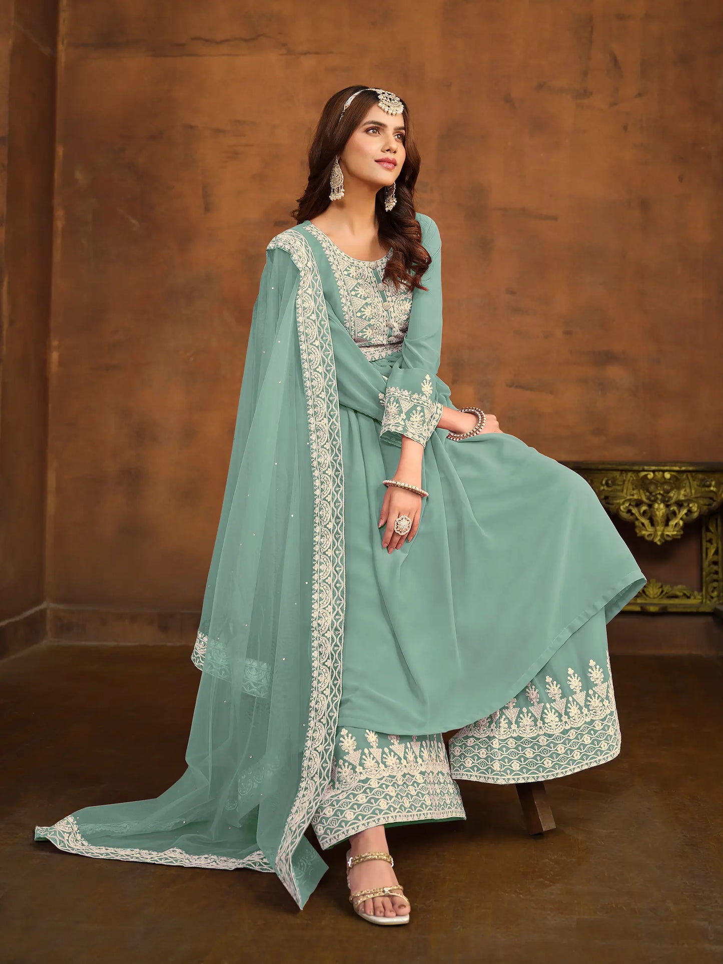 Himmelblaues Palazzo-Set aus Georgette mit Fadenstickerei und Pailletten