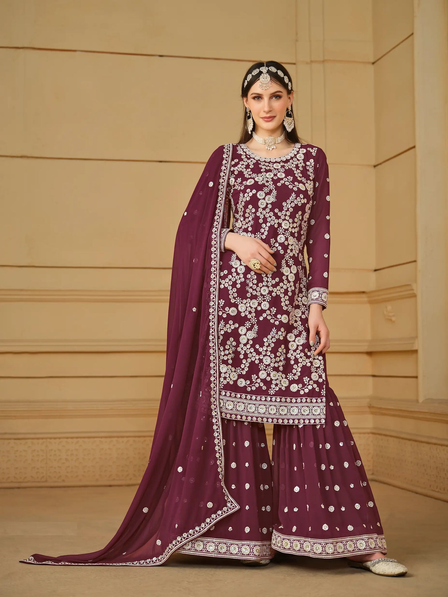 Sharara-Set aus burgunderfarbenem Georgette mit Fadenstickerei und Paillettenstickerei