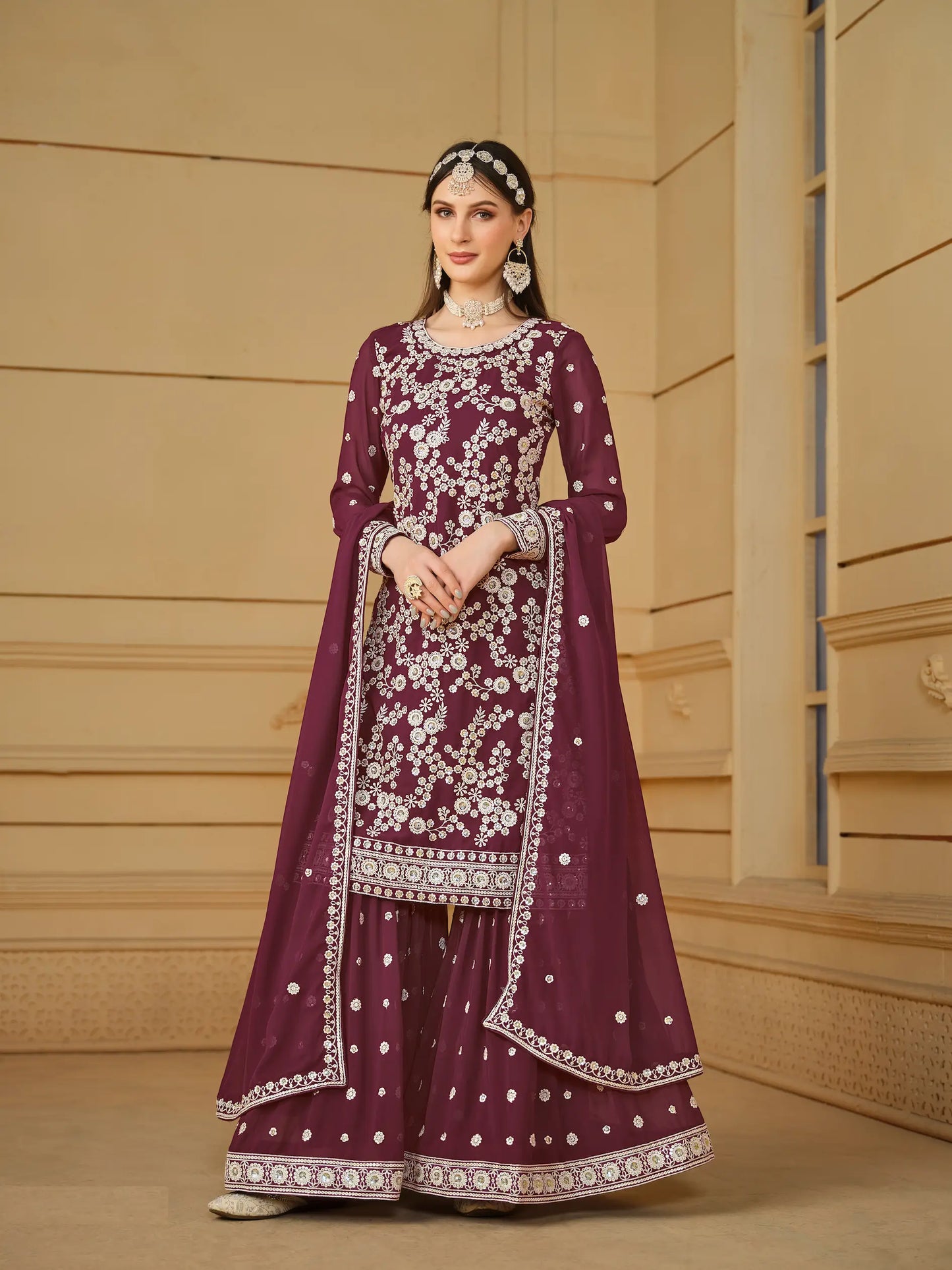 Sharara-Set aus burgunderfarbenem Georgette mit Fadenstickerei und Paillettenstickerei