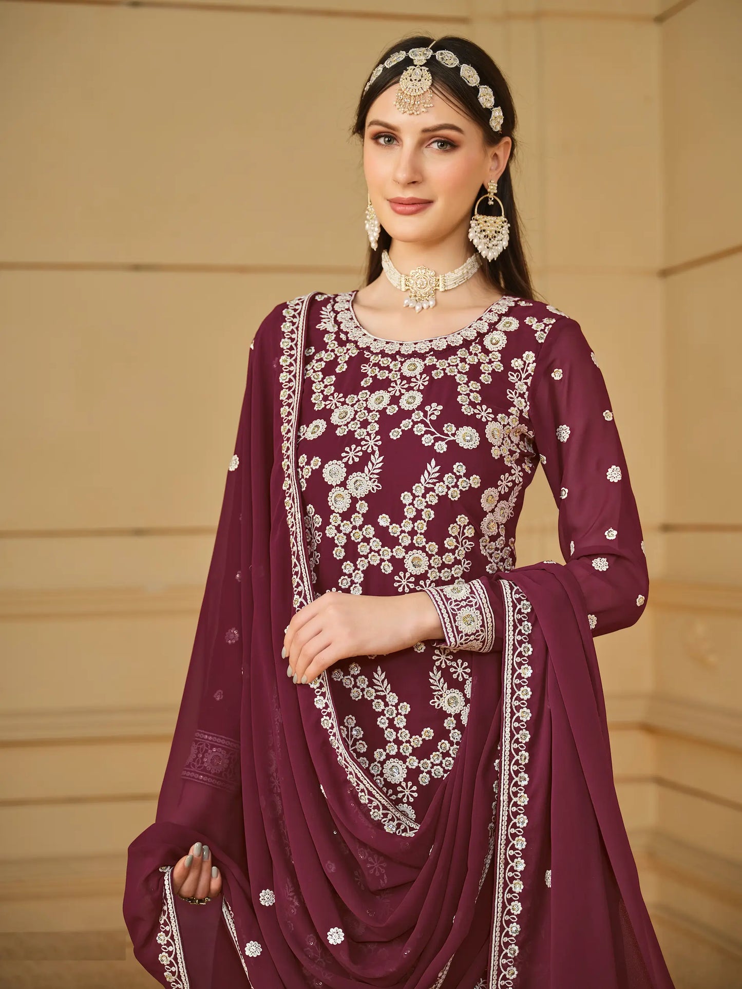 Sharara-Set aus burgunderfarbenem Georgette mit Fadenstickerei und Paillettenstickerei