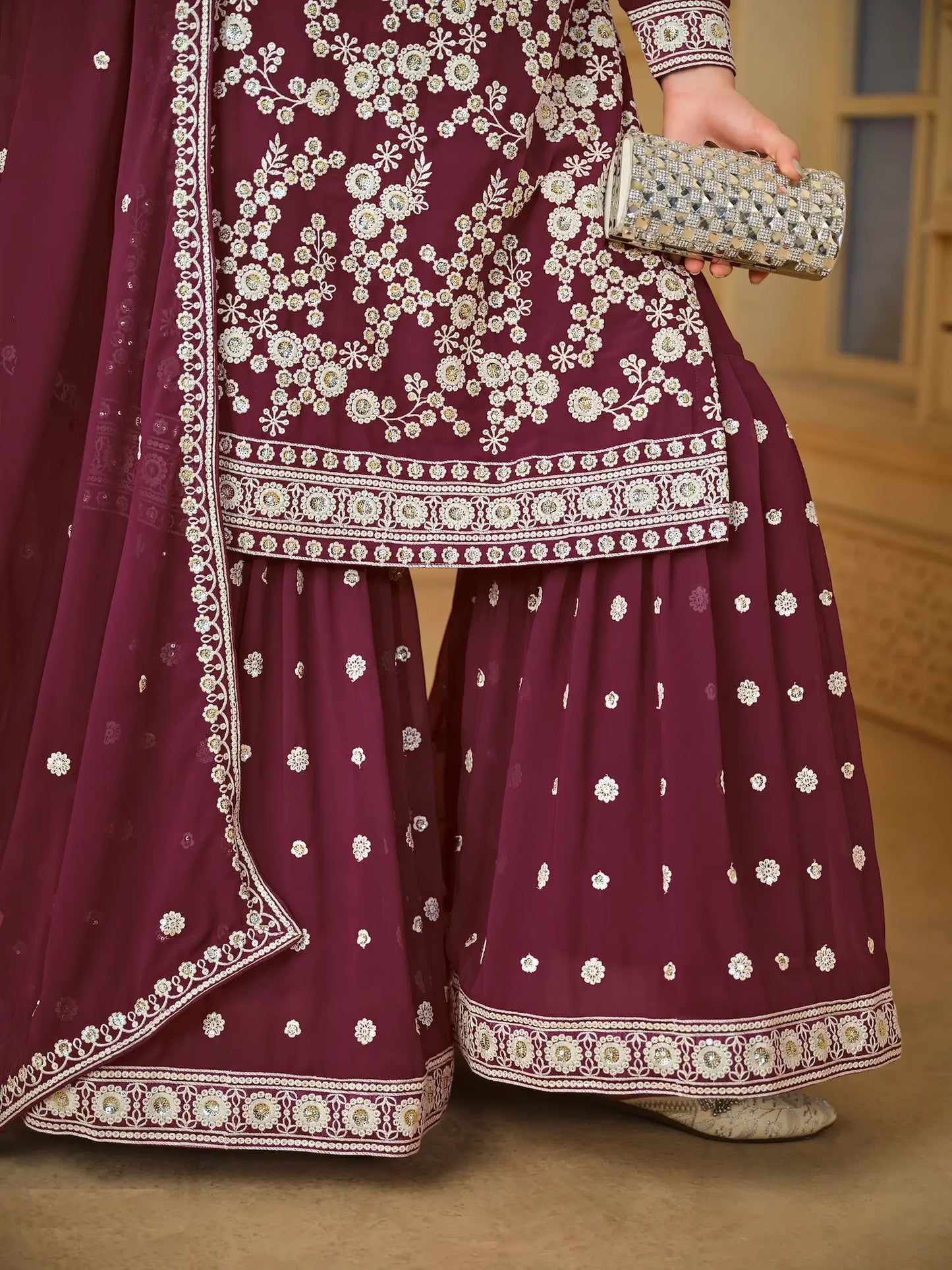 Sharara-Set aus burgunderfarbenem Georgette mit Fadenstickerei und Paillettenstickerei