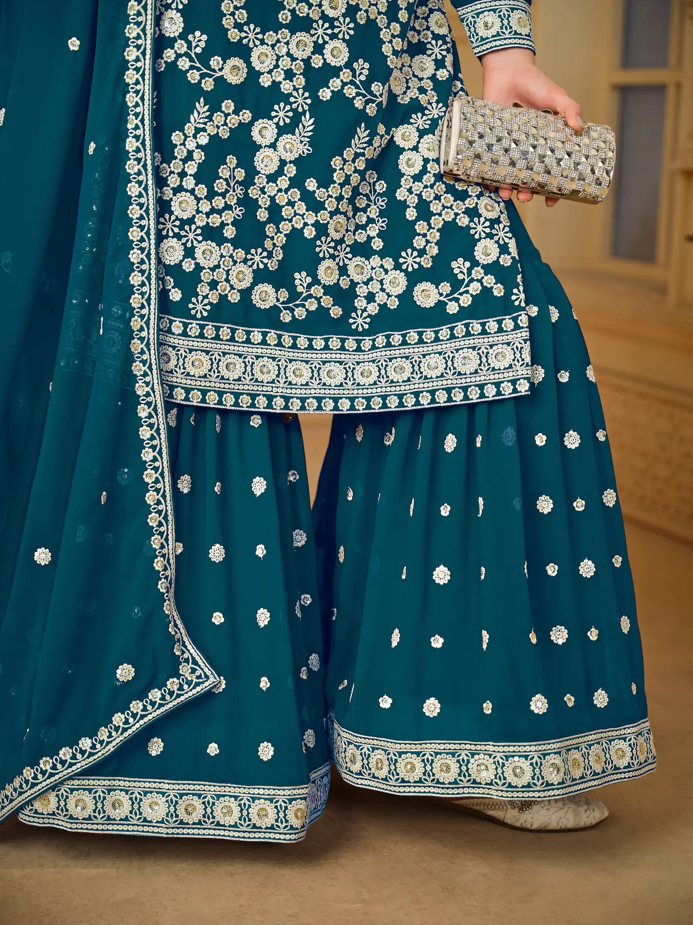 Blaugrünes Georgette-Sharara-Set mit Fadenstickerei und Pailletten