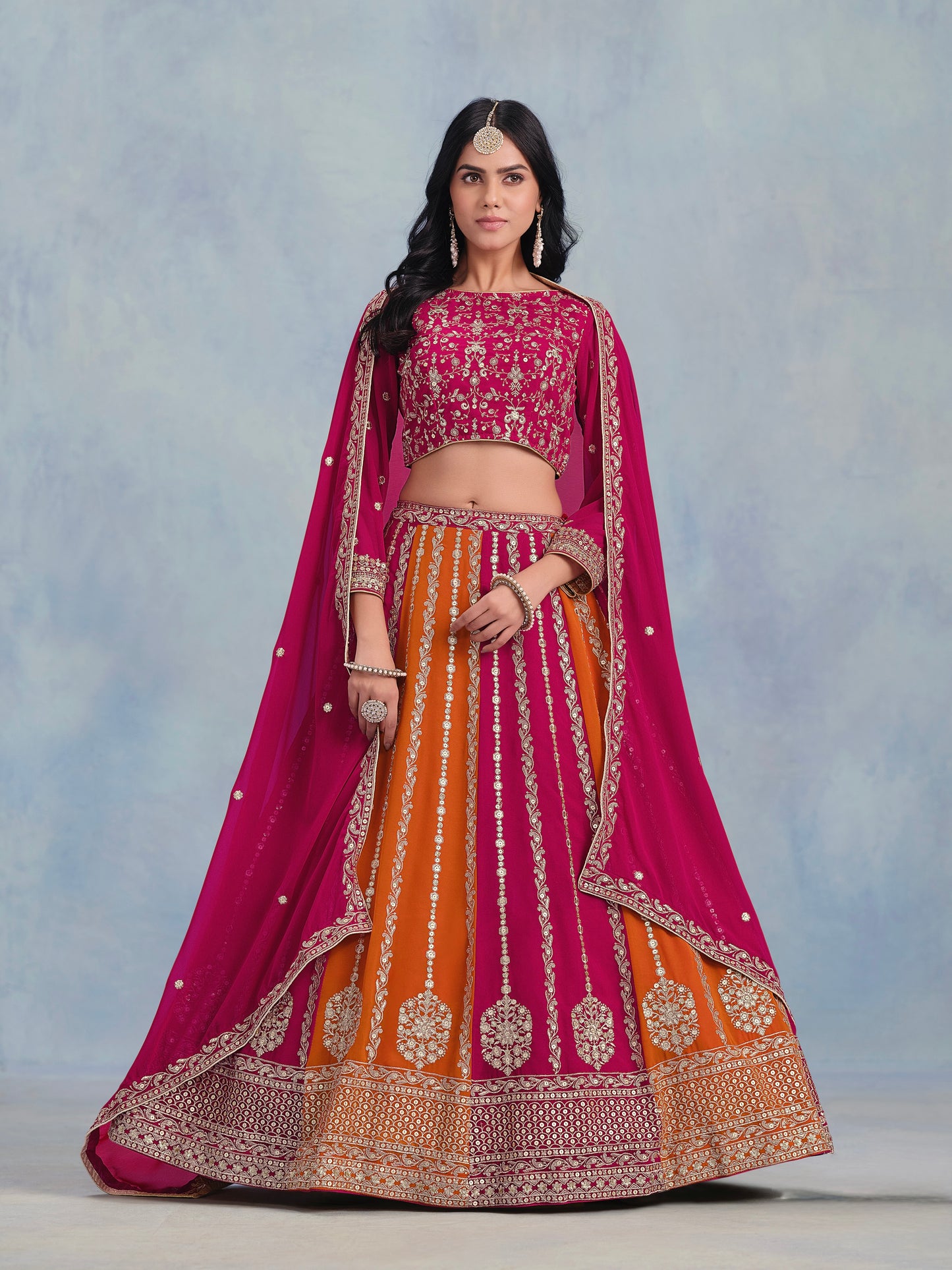 Eleganter rosa-grauer Braut-Lehenga mit Zarkan-Stickerei und Pailletten