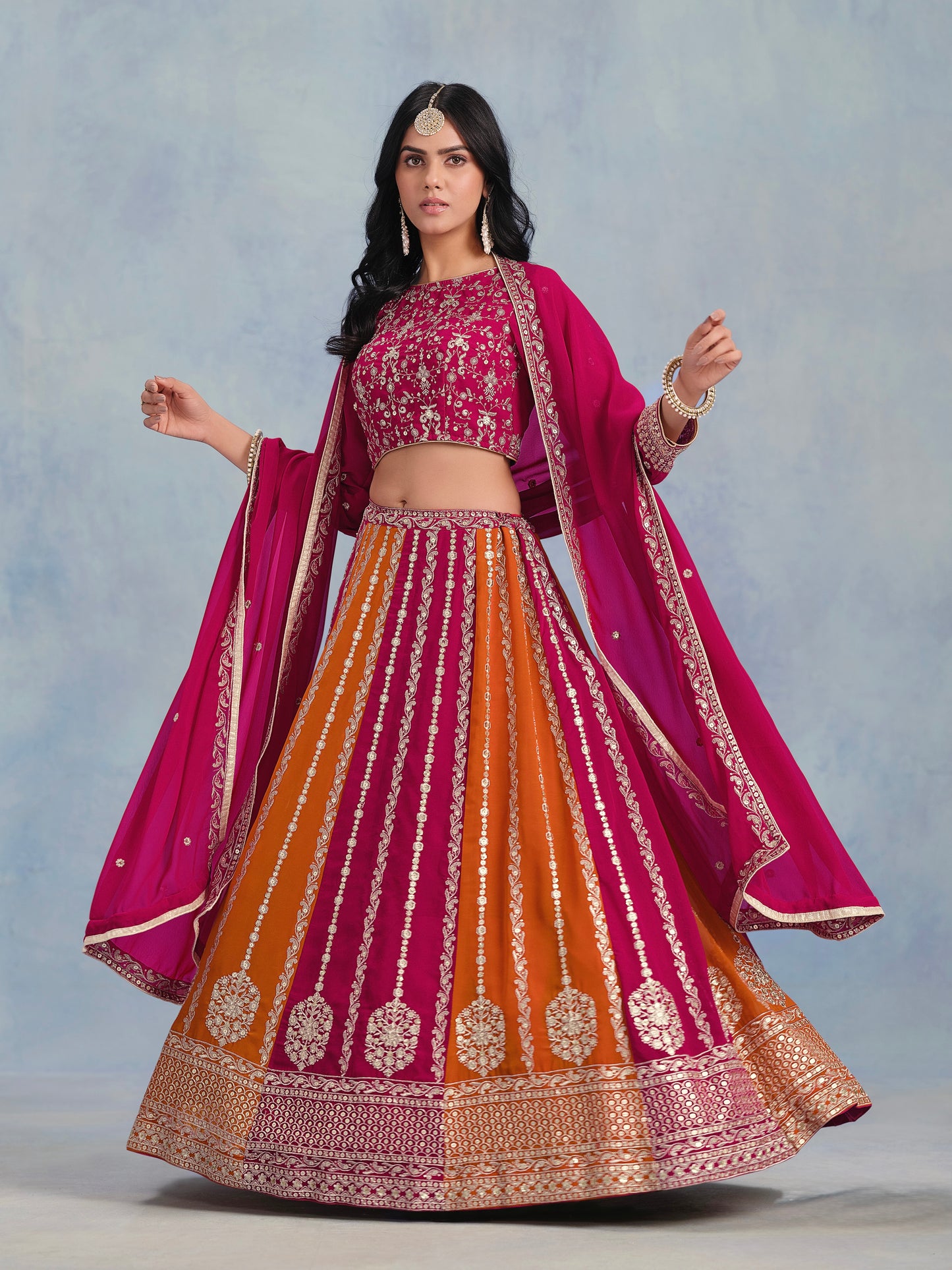 Eleganter rosa-grauer Braut-Lehenga mit Zarkan-Stickerei und Pailletten