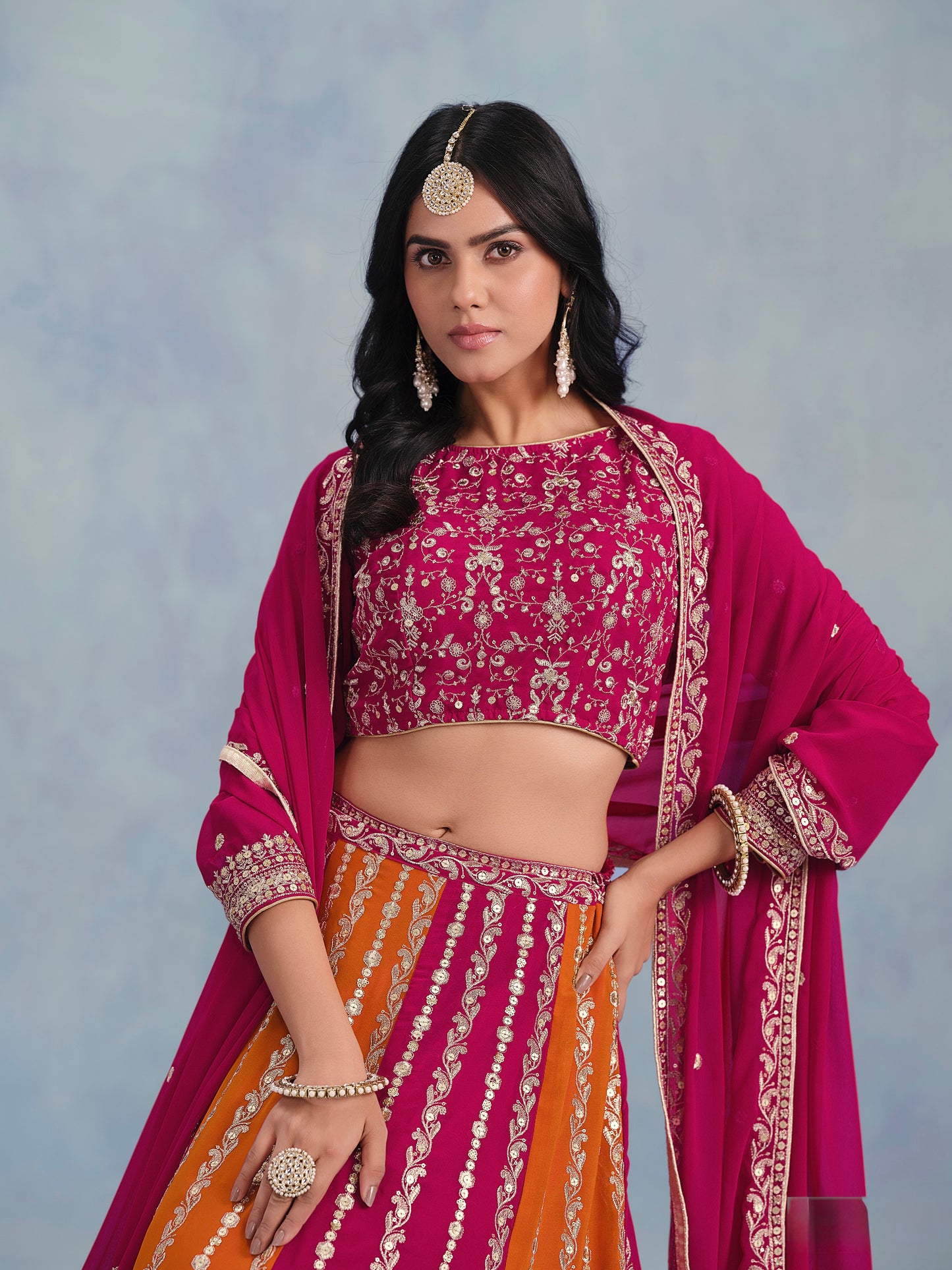 Eleganter rosa-grauer Braut-Lehenga mit Zarkan-Stickerei und Pailletten