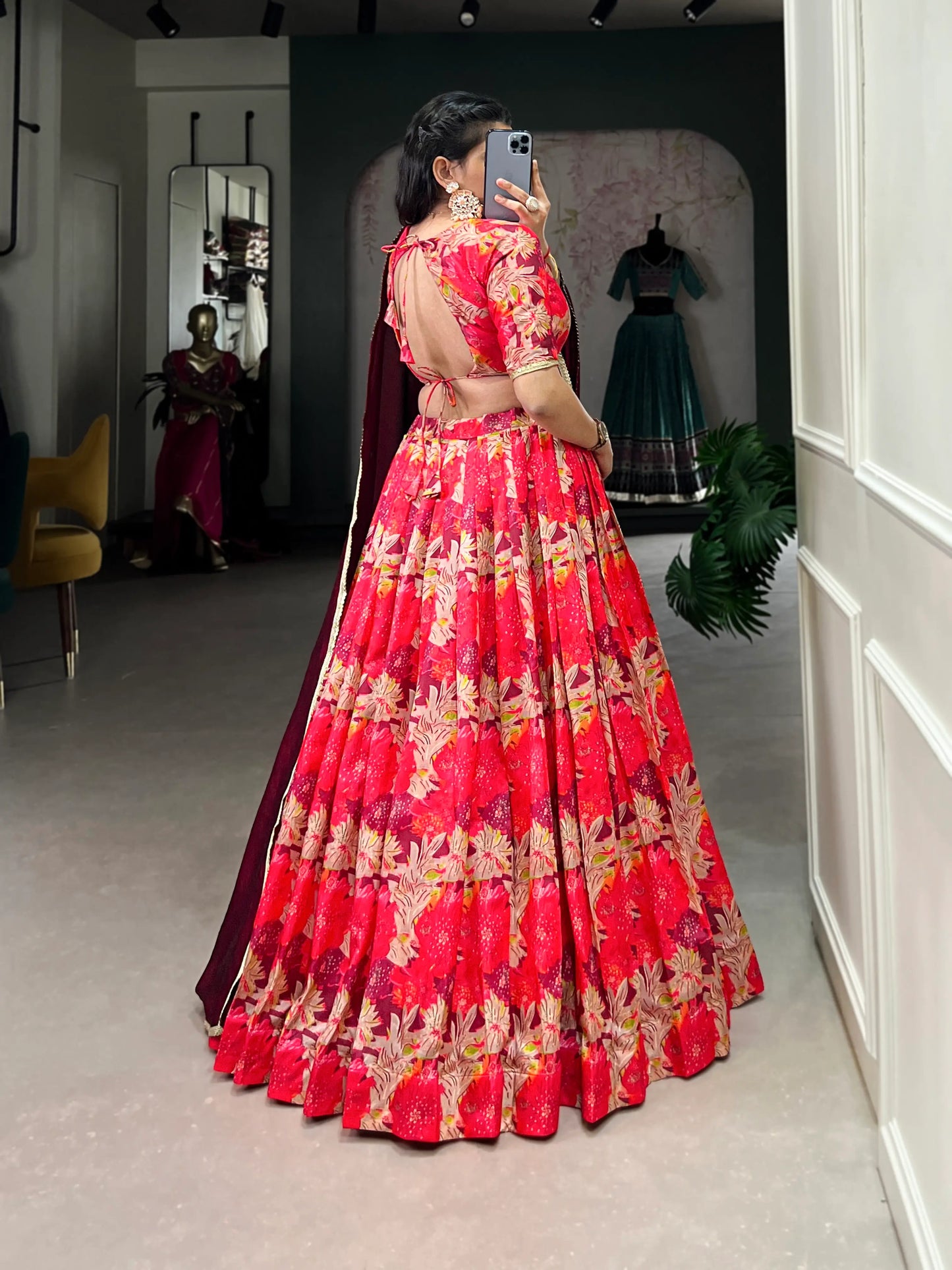 Lehenga Choli en soie Tussar rouge imprimée de fleurs