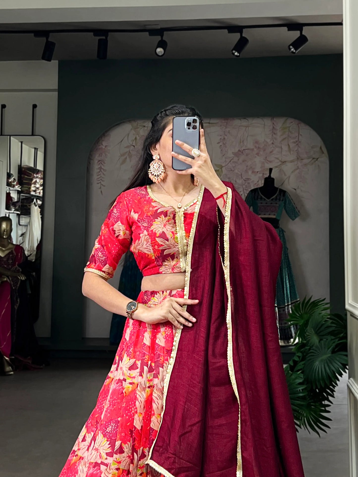 Lehenga Choli en soie Tussar rouge imprimée de fleurs