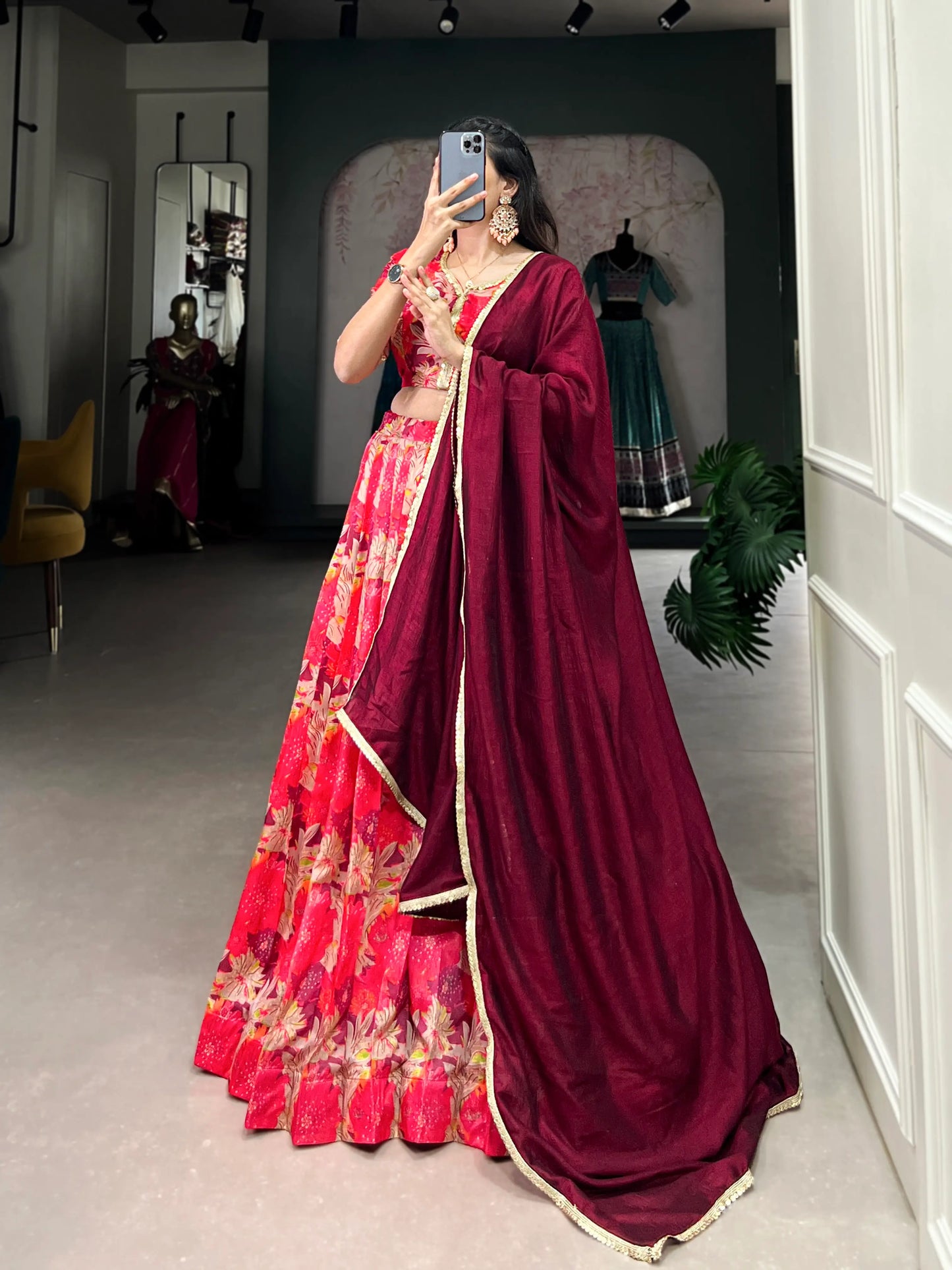 Lehenga Choli en soie Tussar rouge imprimée de fleurs