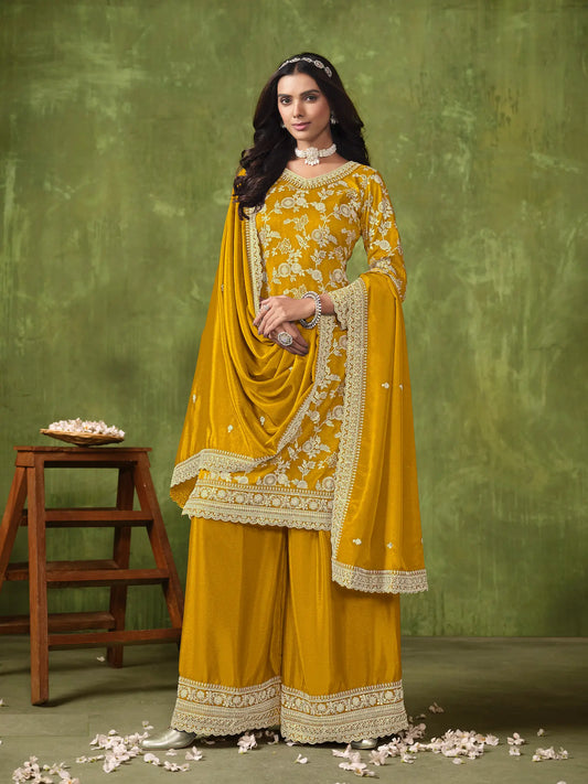Ensemble Palazzo jaune en Dola Silk avec tissage zari, broderie au fil et aux sequins