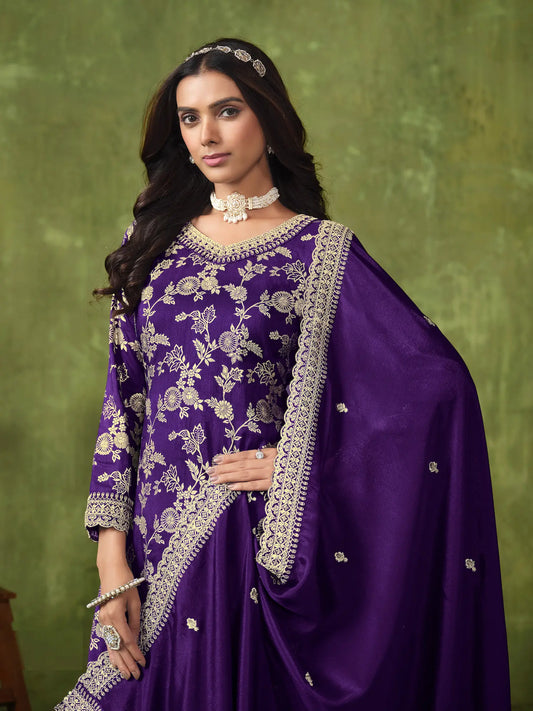 Ensemble Palazzo violet en Dola Silk avec tissage zari, broderie au fil et aux sequins