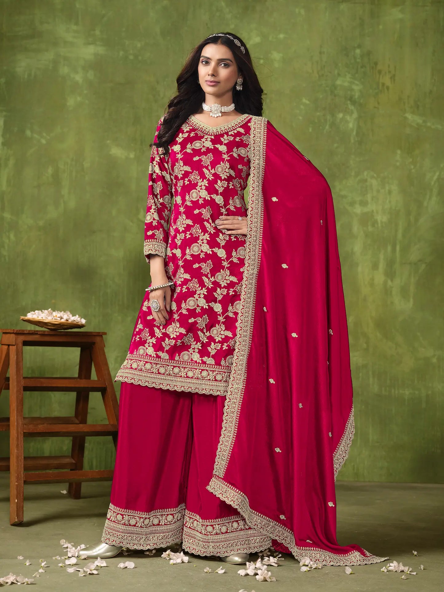 Rotes Palazzo-Set aus Dola-Seide mit Zari-Webart, Fadenstickerei und Pailletten.