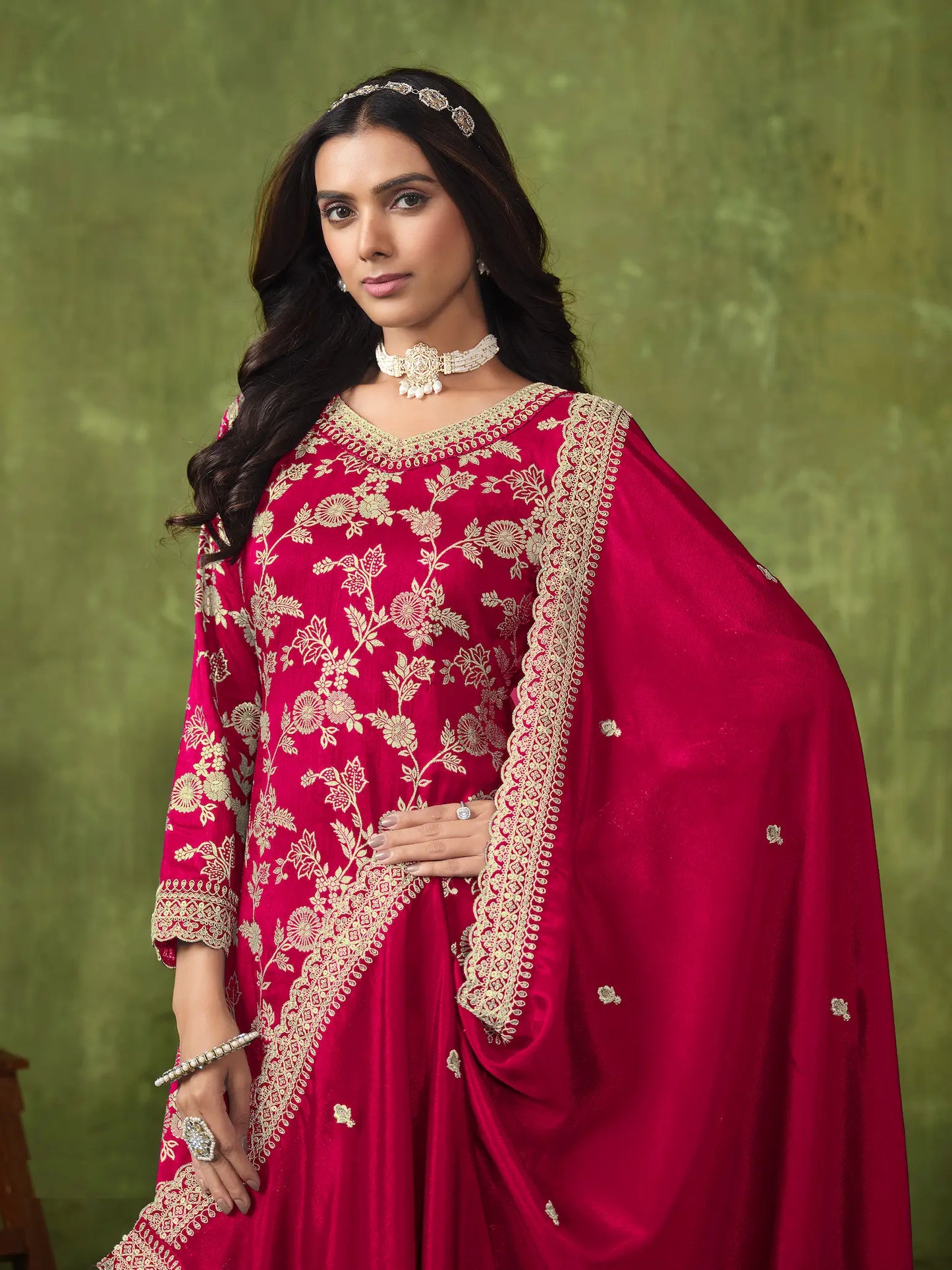 Rotes Palazzo-Set aus Dola-Seide mit Zari-Webart, Fadenstickerei und Pailletten.