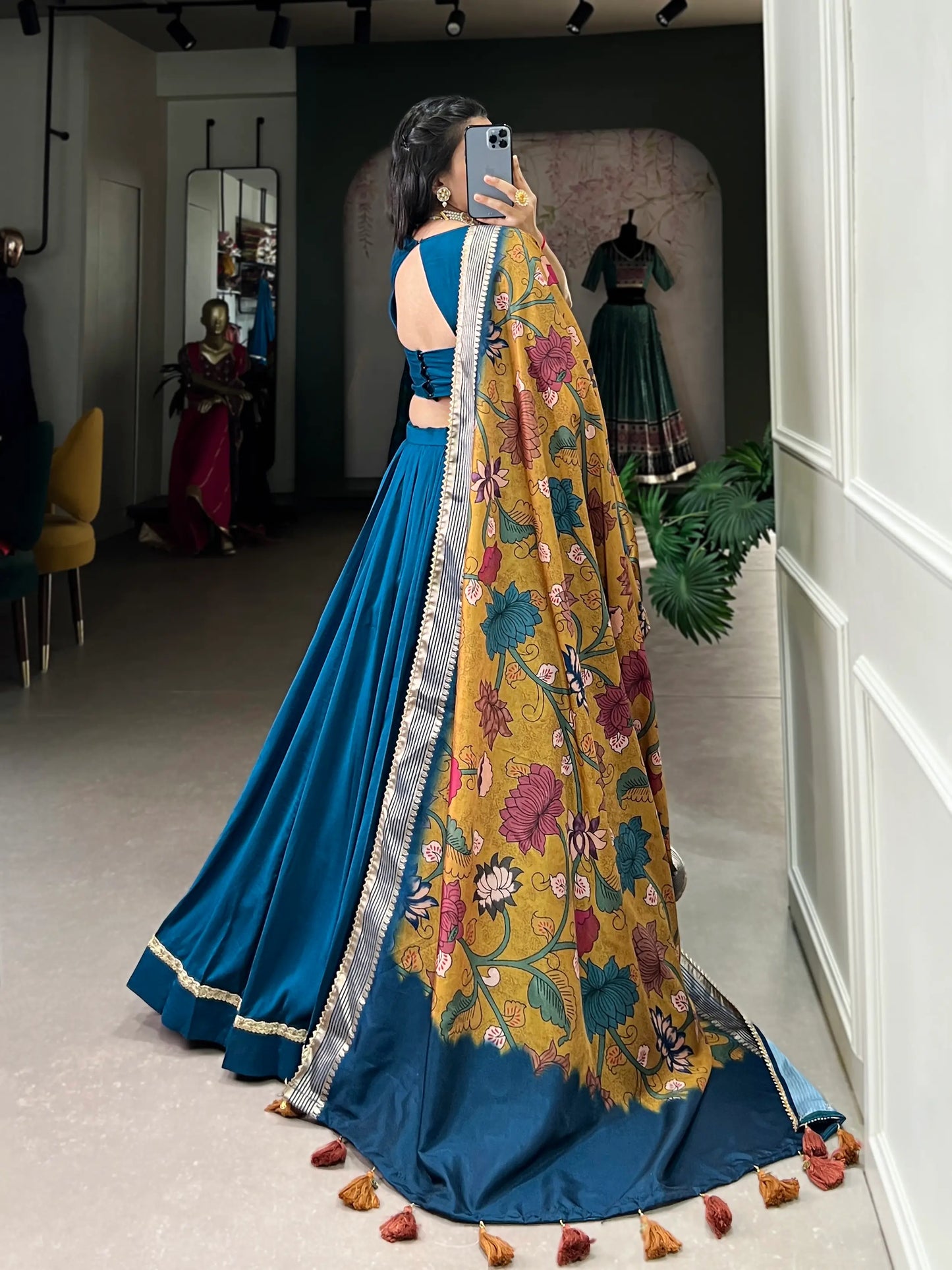Blaugrüner Lehenga Choli aus Chinnon-Seide mit elegantem gelben Blumen-Dupatta