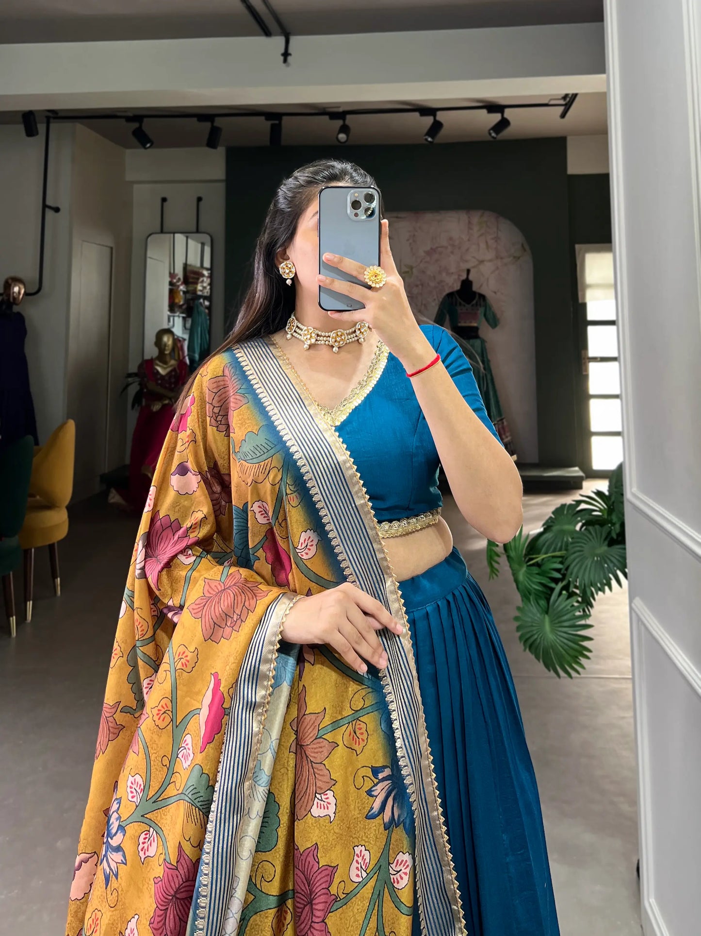 Blaugrüner Lehenga Choli aus Chinnon-Seide mit elegantem gelben Blumen-Dupatta
