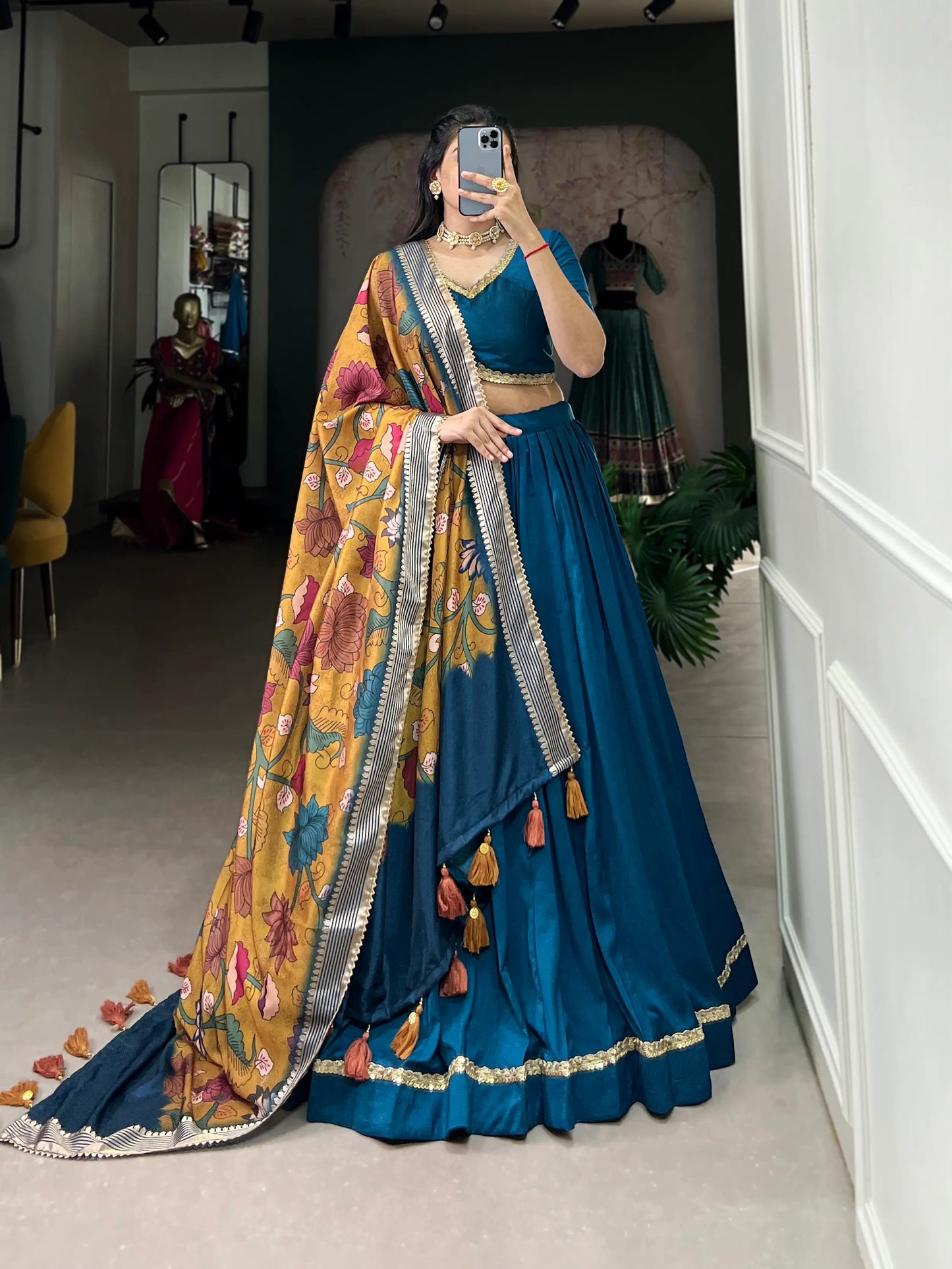 Blaugrüner Lehenga Choli aus Chinnon-Seide mit elegantem gelben Blumen-Dupatta