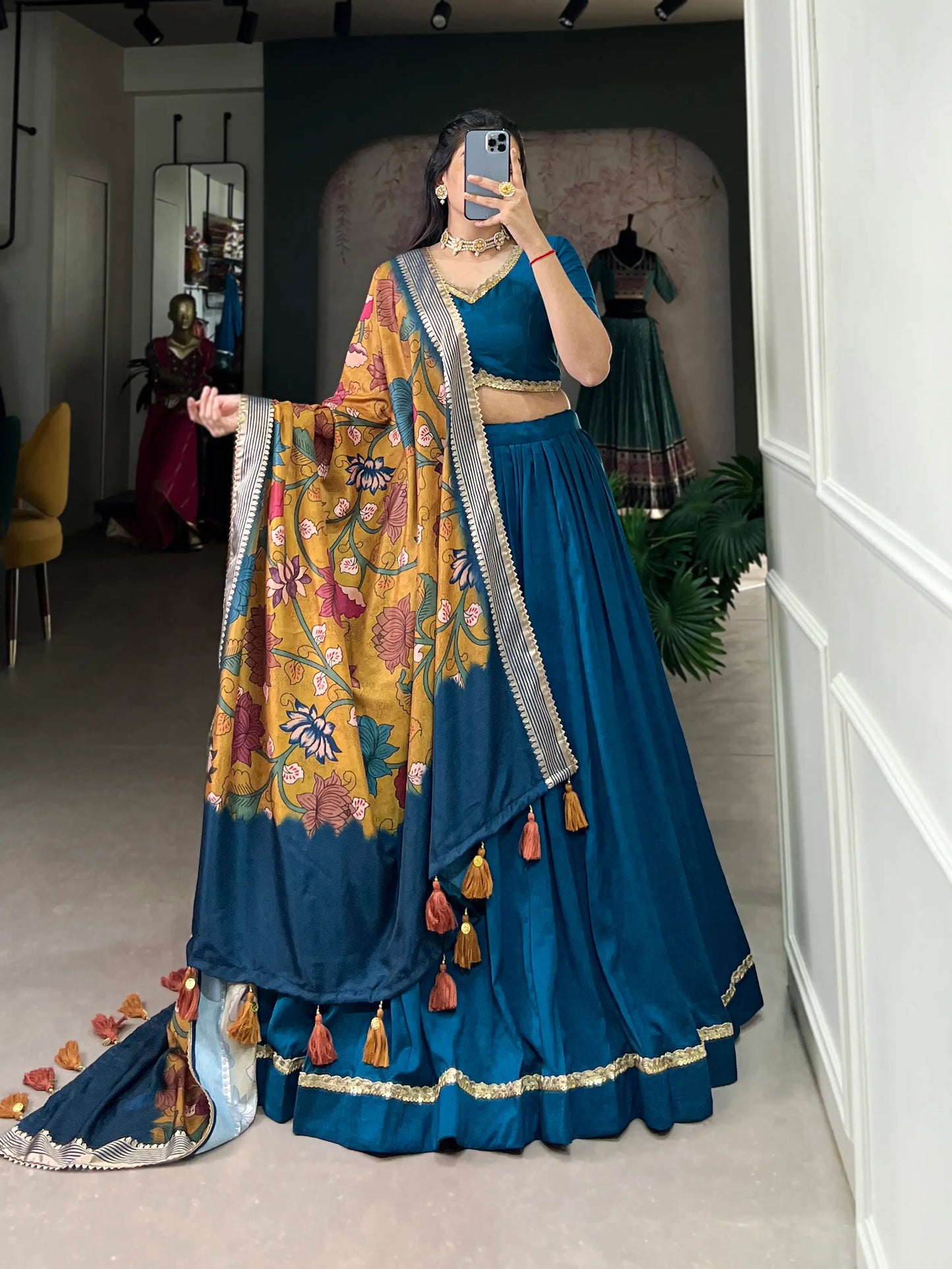 Blaugrüner Lehenga Choli aus Chinnon-Seide mit elegantem gelben Blumen-Dupatta