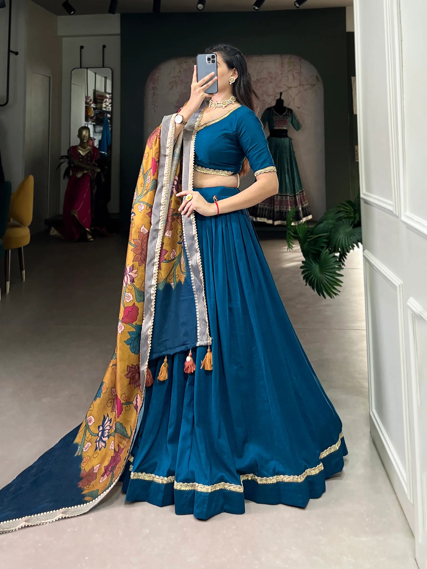 Blaugrüner Lehenga Choli aus Chinnon-Seide mit elegantem gelben Blumen-Dupatta