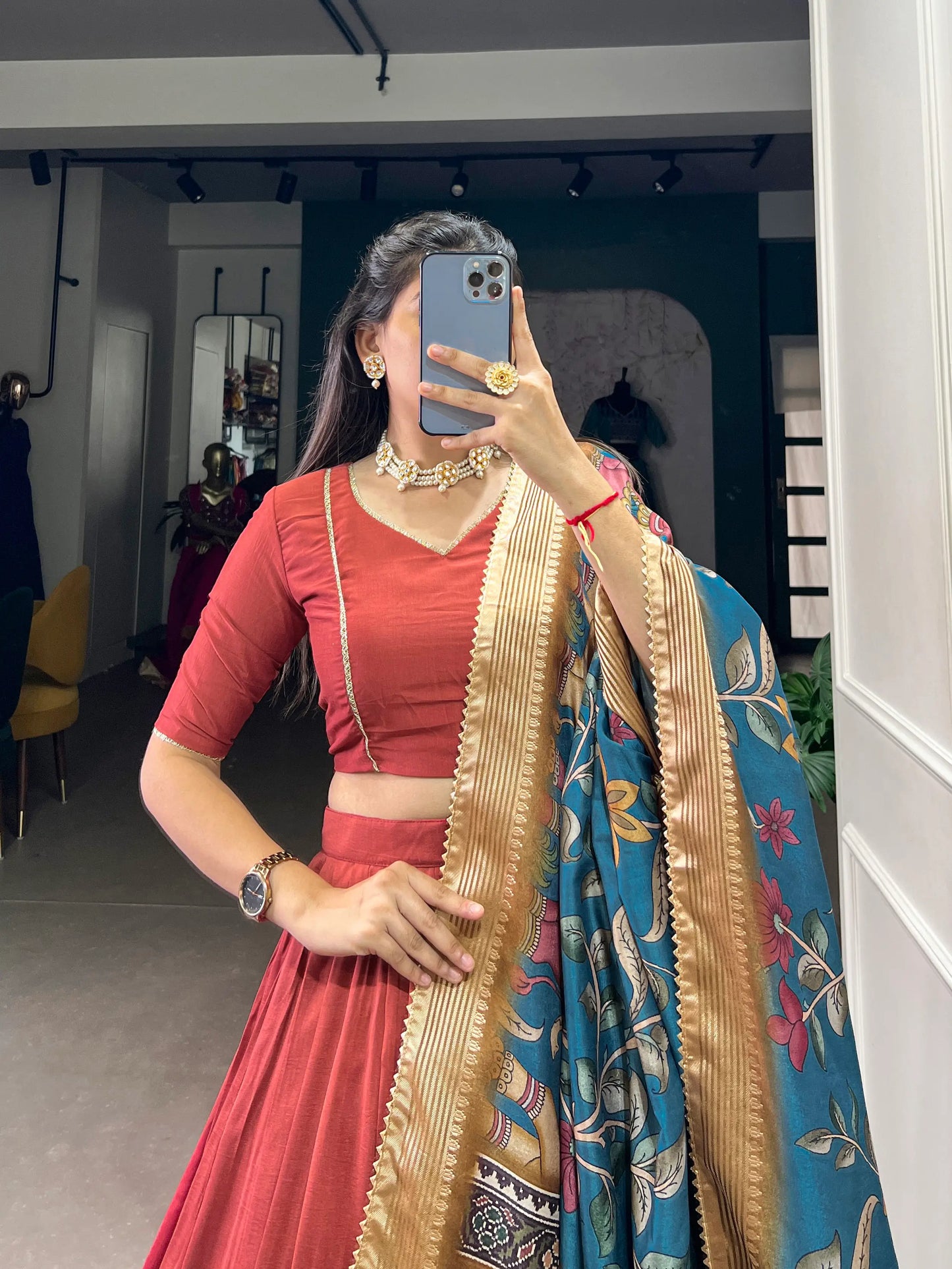 Hellroter Chinnon-Seiden-Lehenga-Choli mit elegantem blauen Blumen-Dupatta
