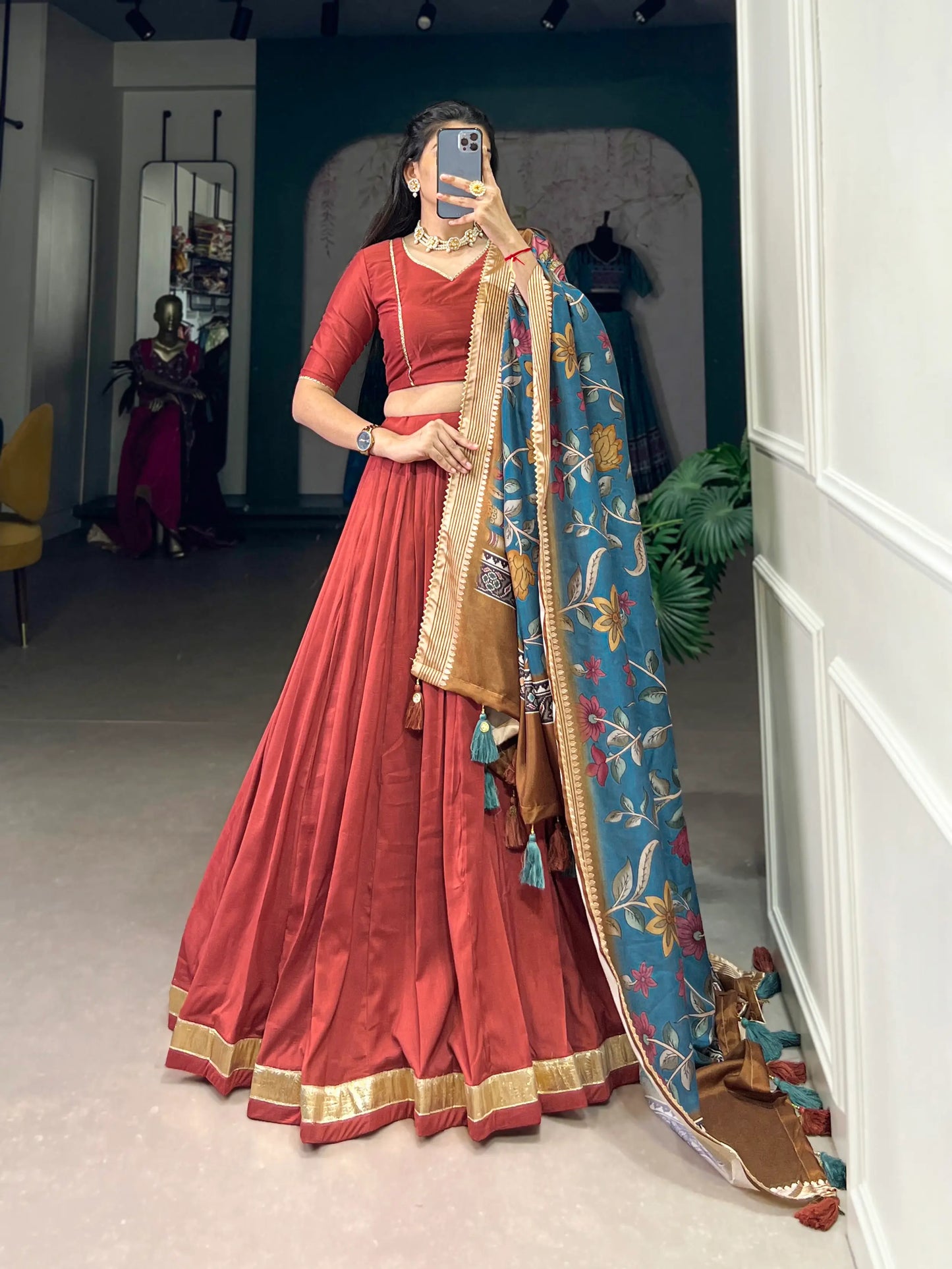 Hellroter Chinnon-Seiden-Lehenga-Choli mit elegantem blauen Blumen-Dupatta