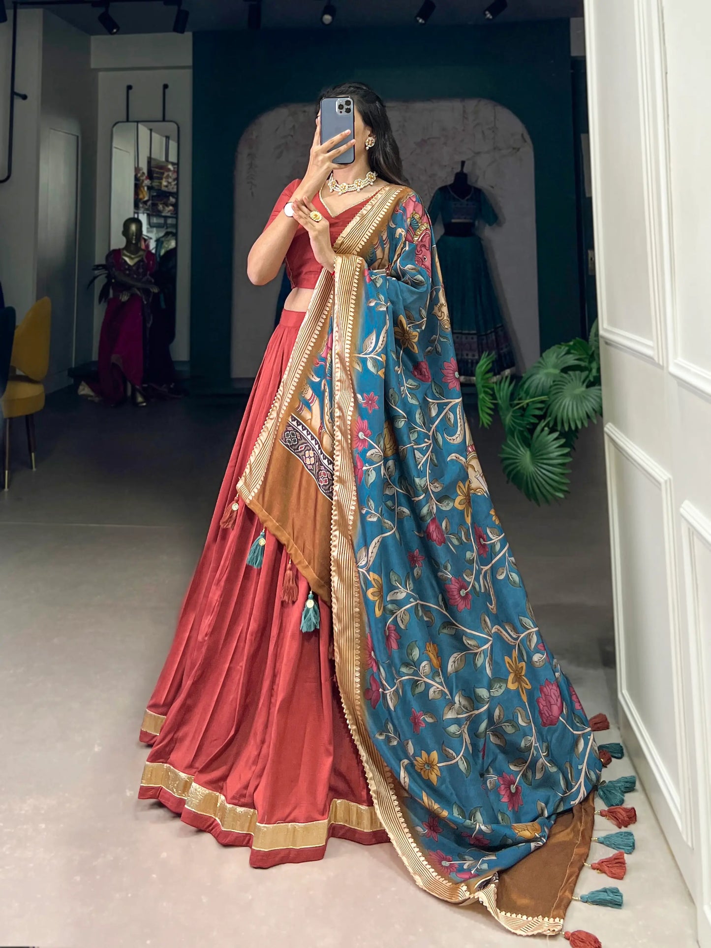Hellroter Chinnon-Seiden-Lehenga-Choli mit elegantem blauen Blumen-Dupatta
