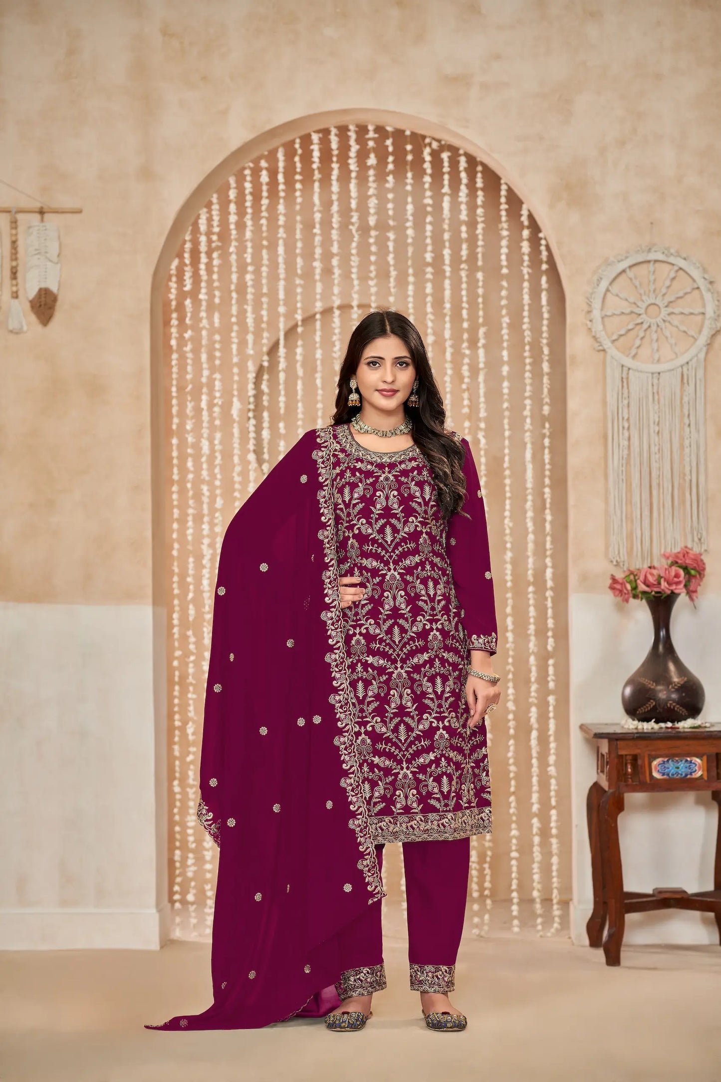 Palazzo-Set aus dunkelrosa Georgette mit Faden- und Paillettenstickerei