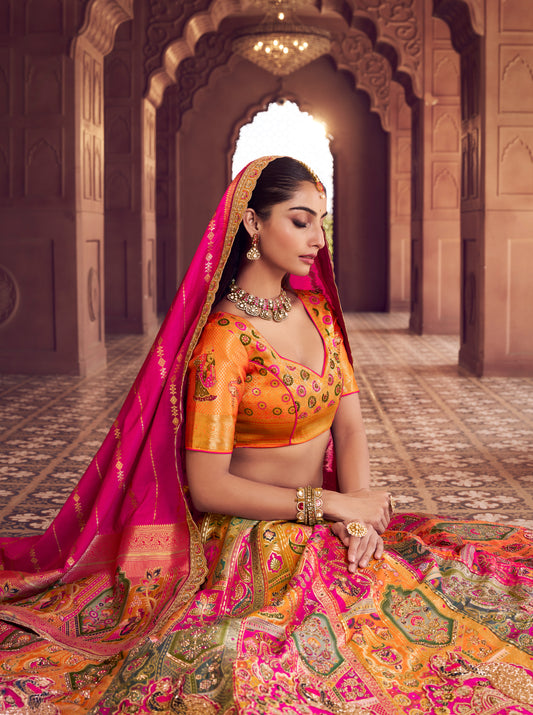 Lehenga de mariée jaune doré, rose fuchsia en soie Banarasi premium, broderies Swarovski, sequins, ceinture et pochette COLLECTION AMYRA