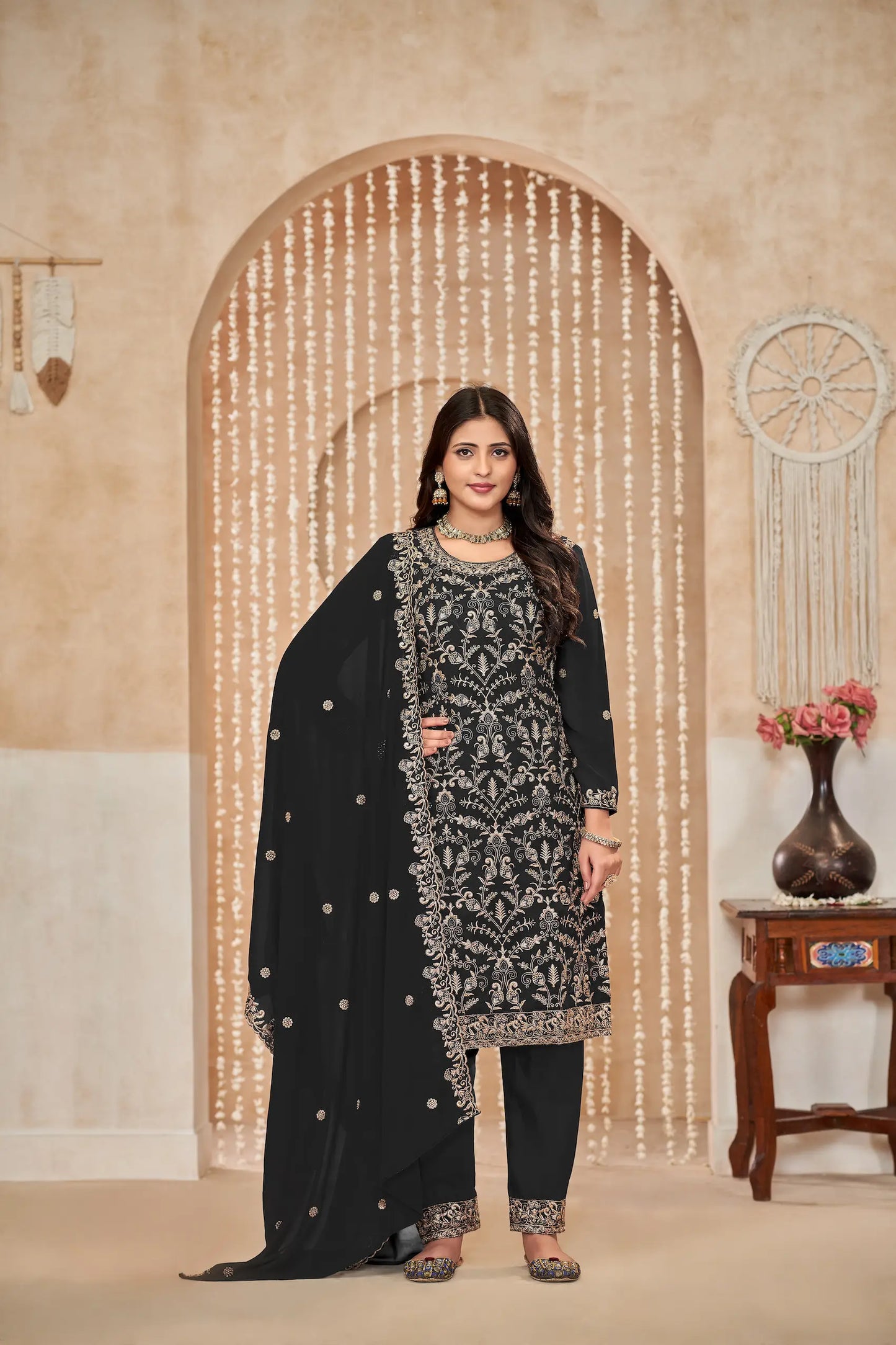 Schwarzes Georgette-Salwar-Palazzo-Set mit Faden- und Paillettenstickerei