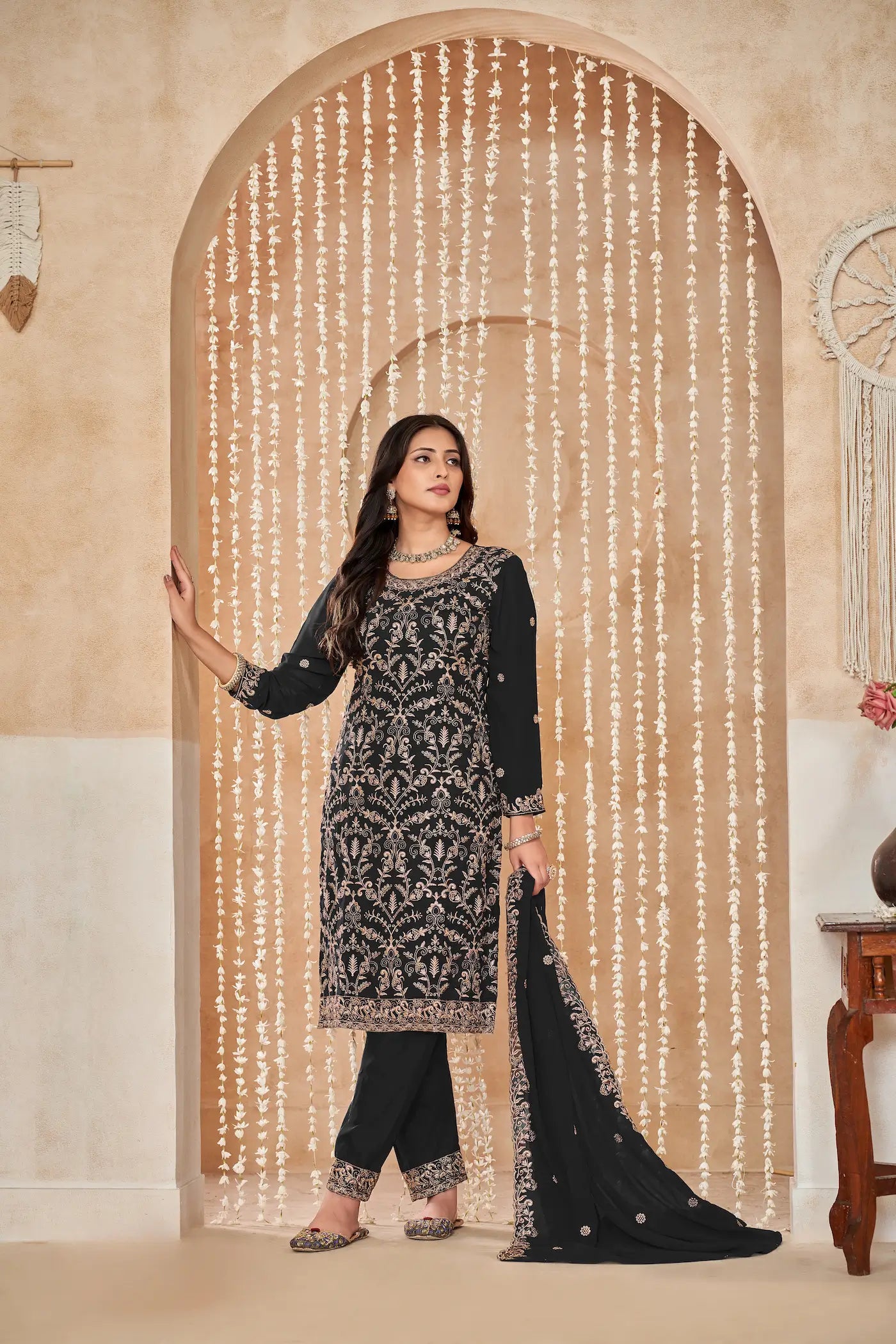 Schwarzes Georgette-Salwar-Palazzo-Set mit Faden- und Paillettenstickerei