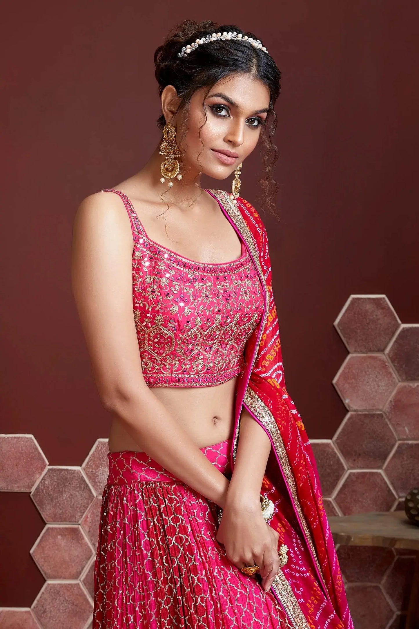 Lehenga rose tulipe avec imprimé numérique et broderie lourde à sequins, ornée de véritables miroirs